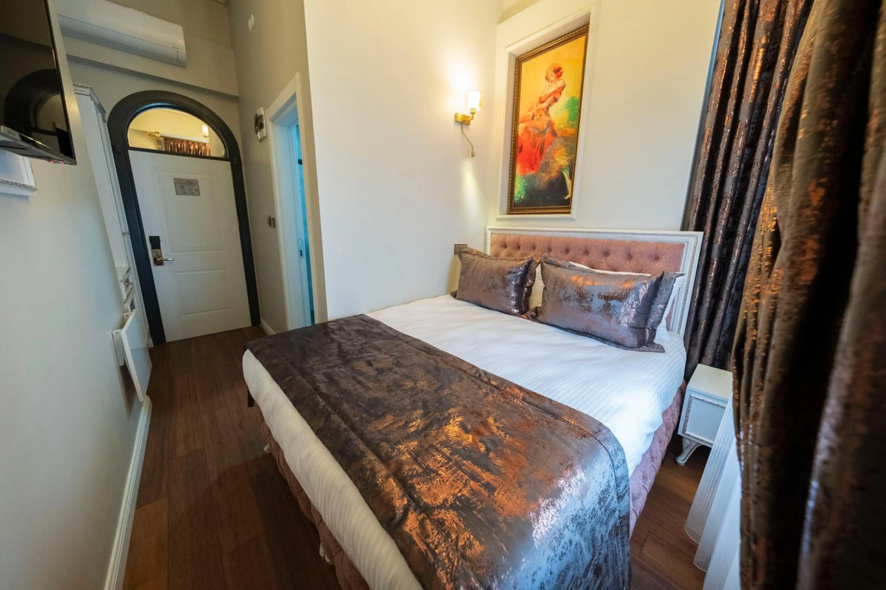 Bed in Solomon's Mansion Hotel Istanbul