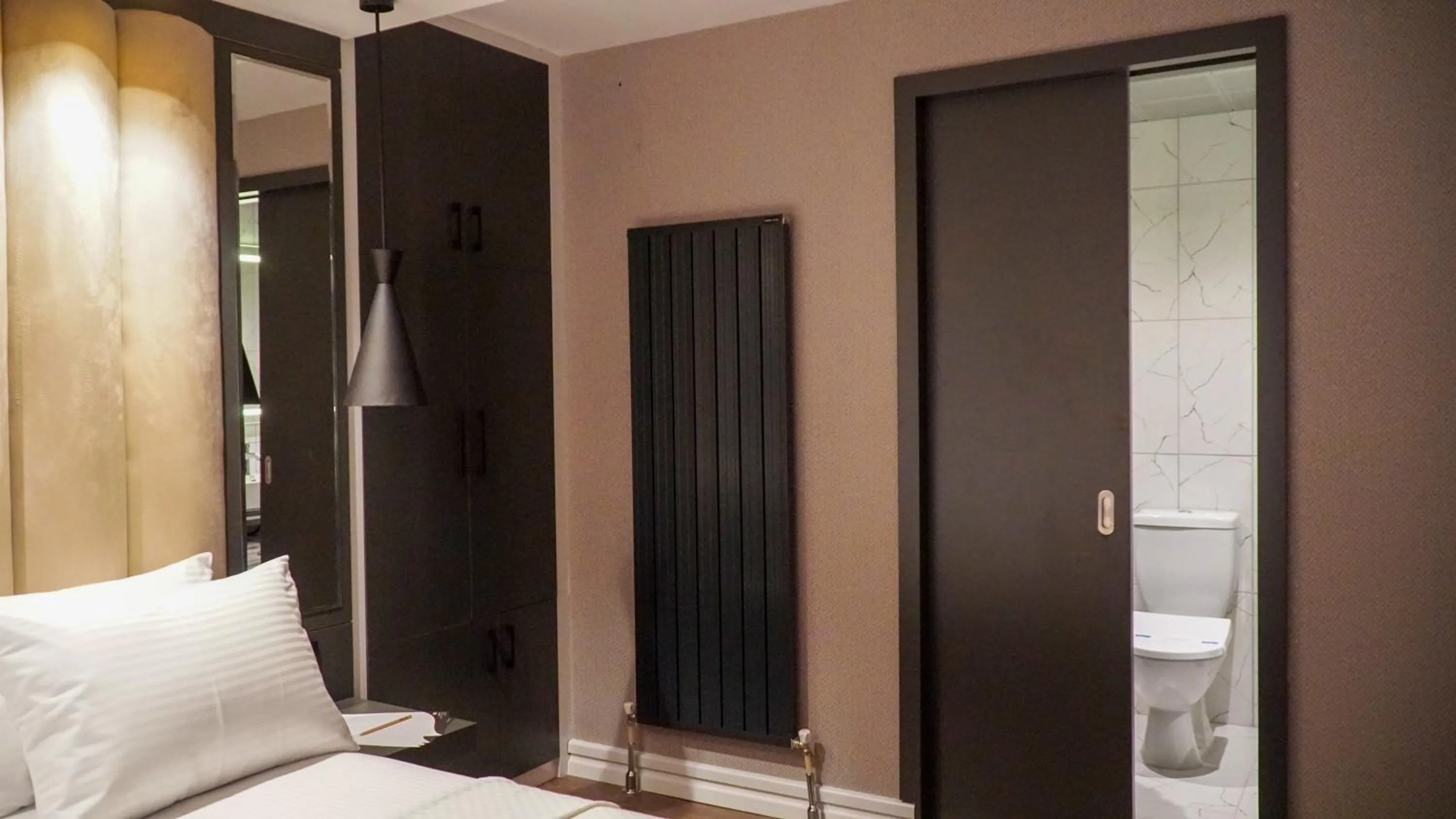 Bed in Bloom Suite Hotel