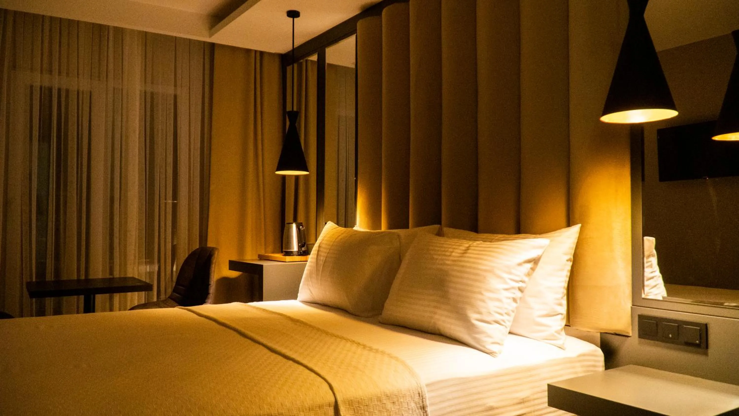 Bed in Bloom Suite Hotel