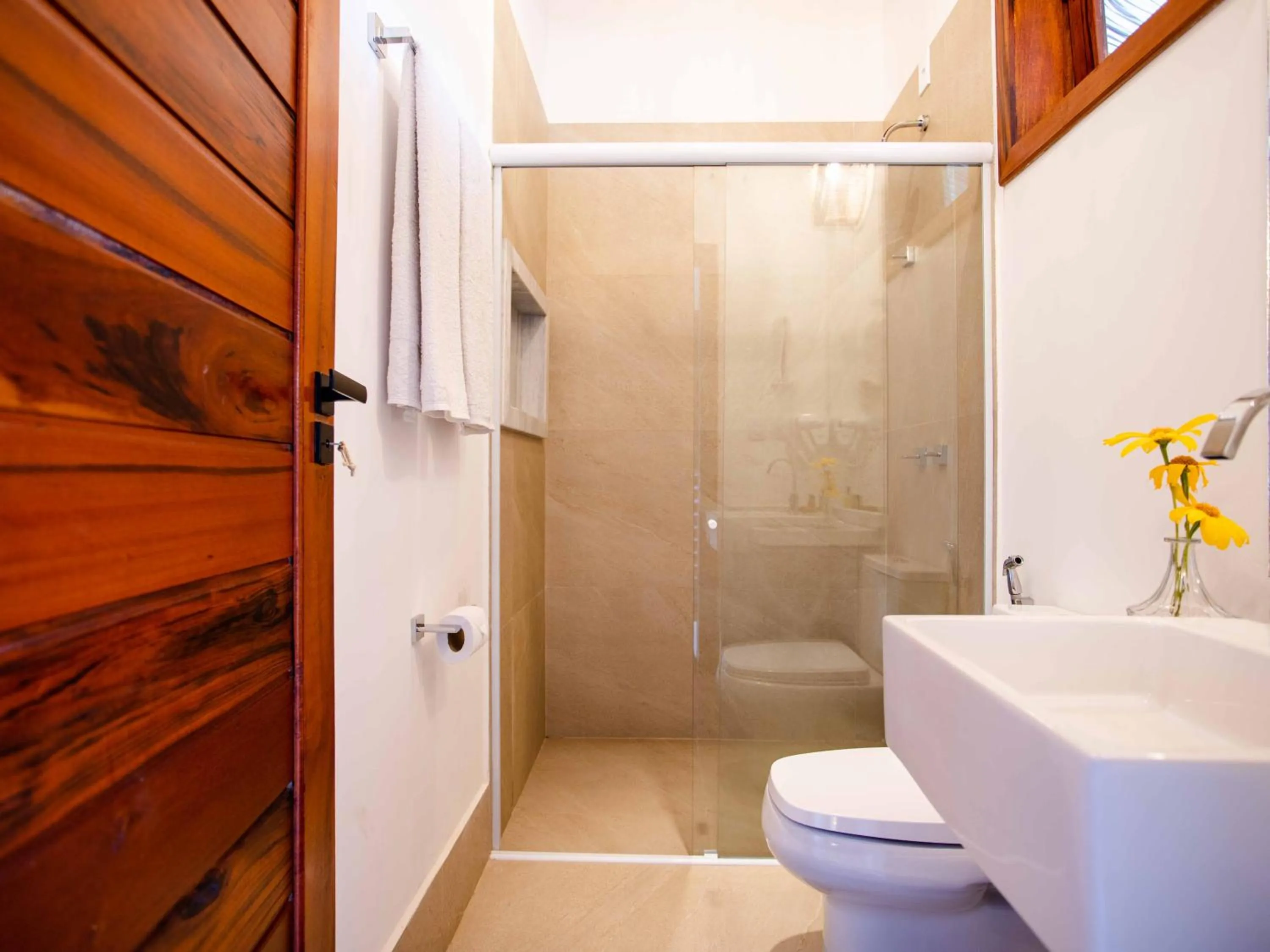 Shower in MKNI Hotel - Ikaika Makani Experience