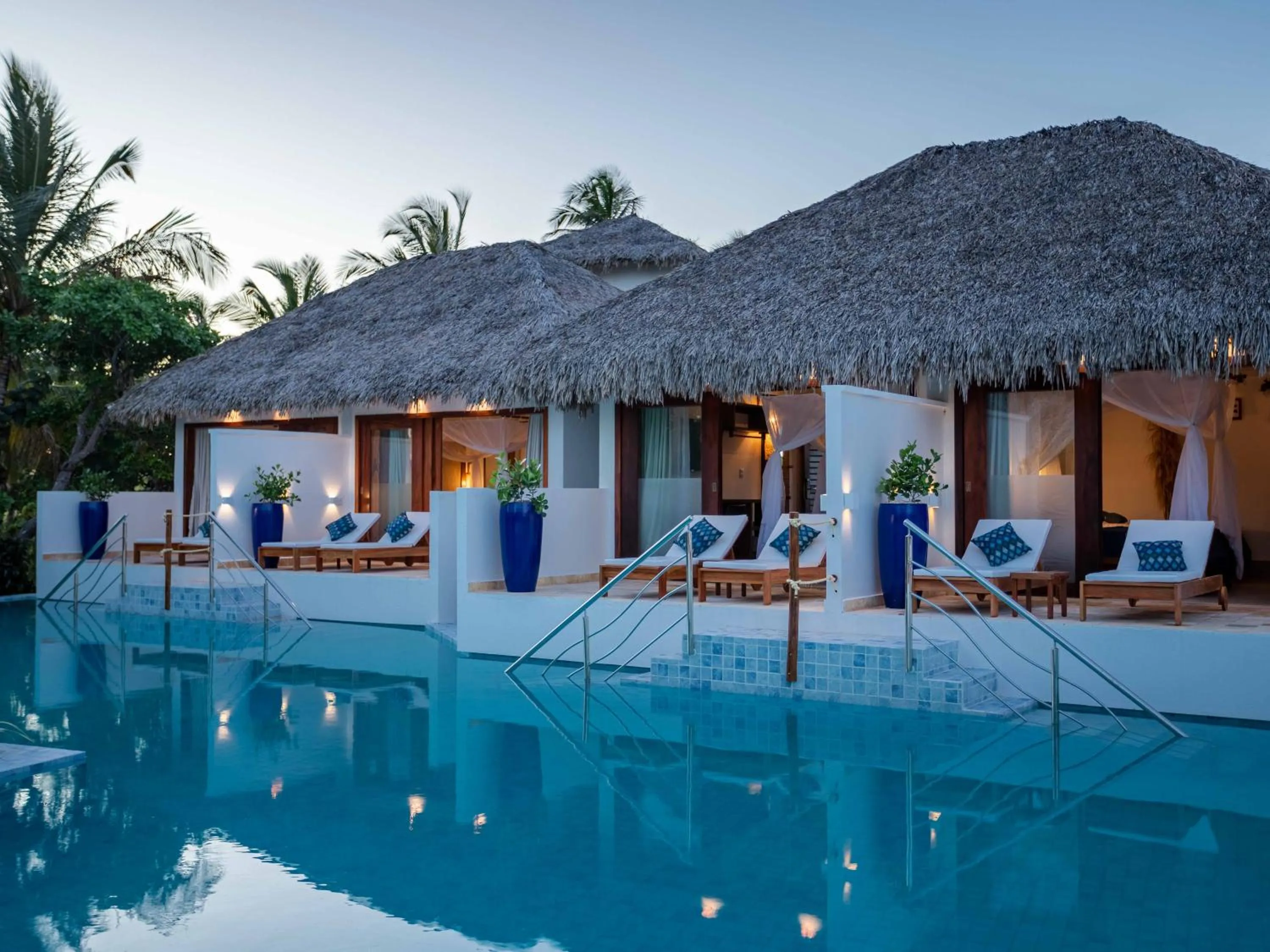 Swimming pool in MKNI Hotel - Ikaika Makani Experience