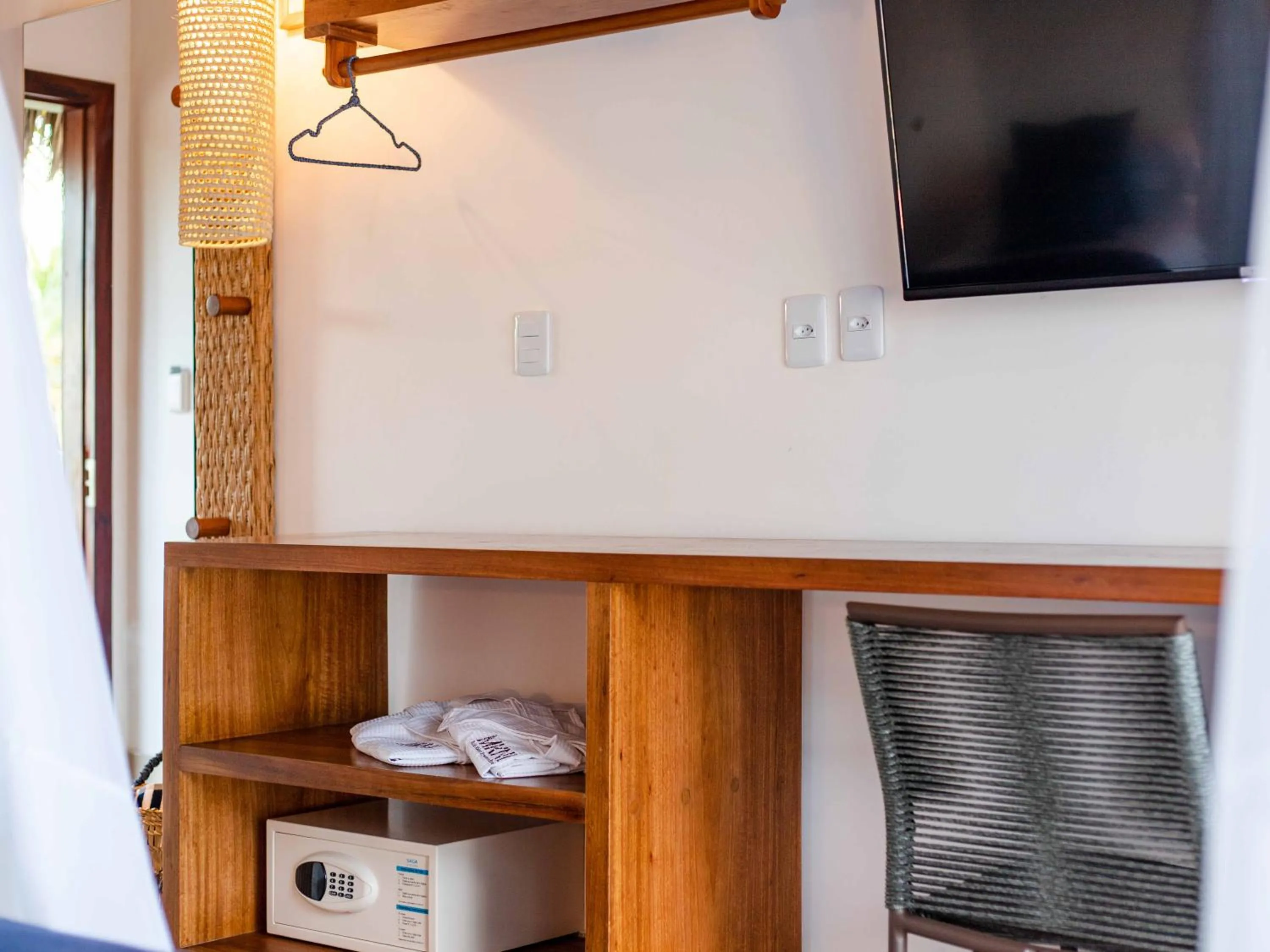 TV and multimedia in MKNI Hotel - Ikaika Makani Experience