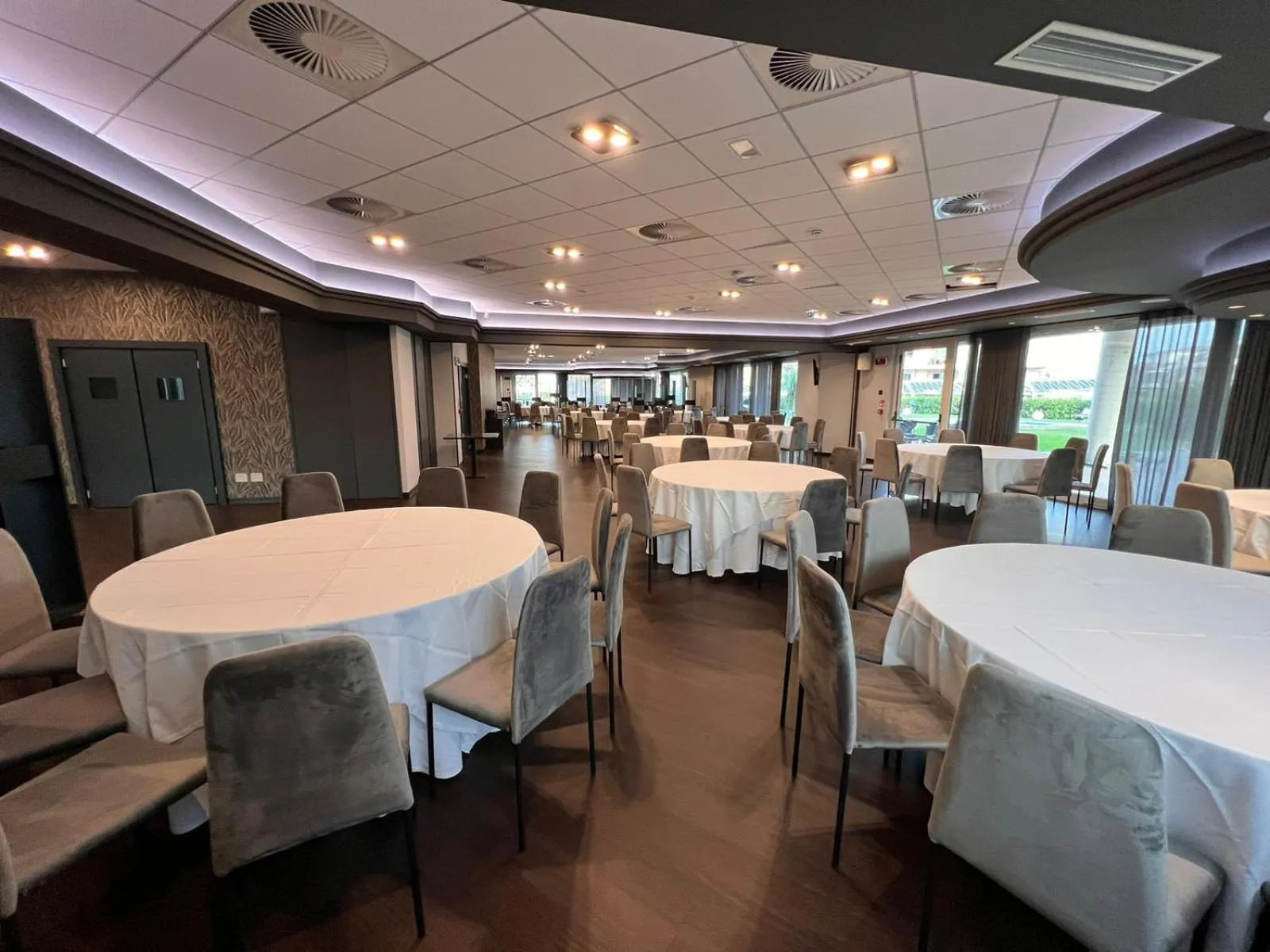 Restaurant/places to eat in Mood Hotel