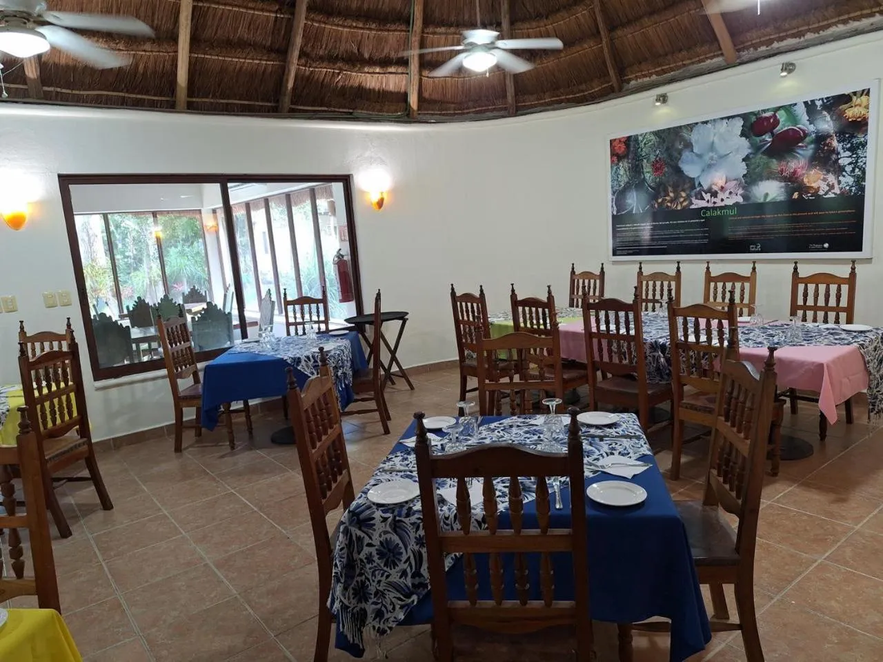 Restaurant/places to eat in hotel villas chicanna