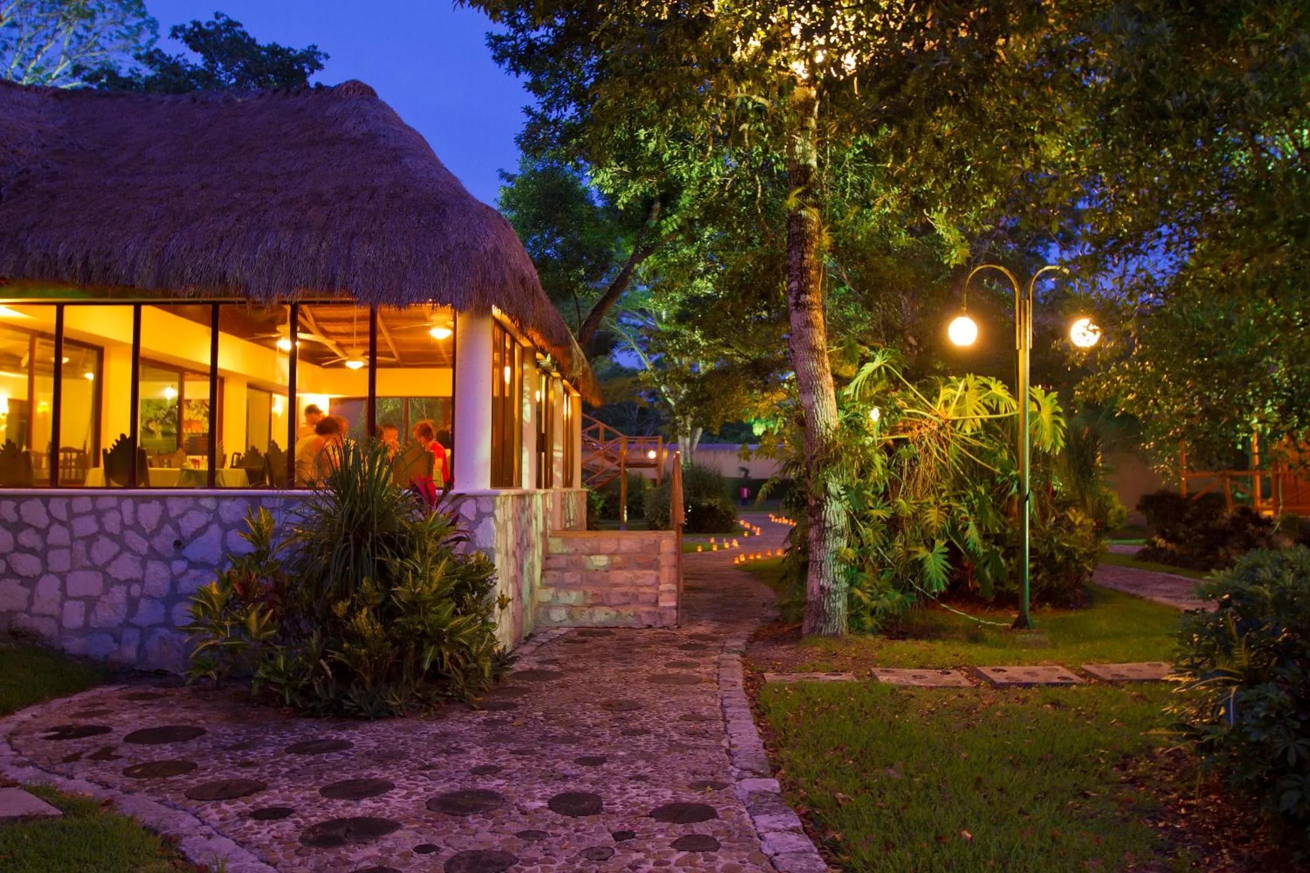 Restaurant/places to eat in hotel villas chicanna