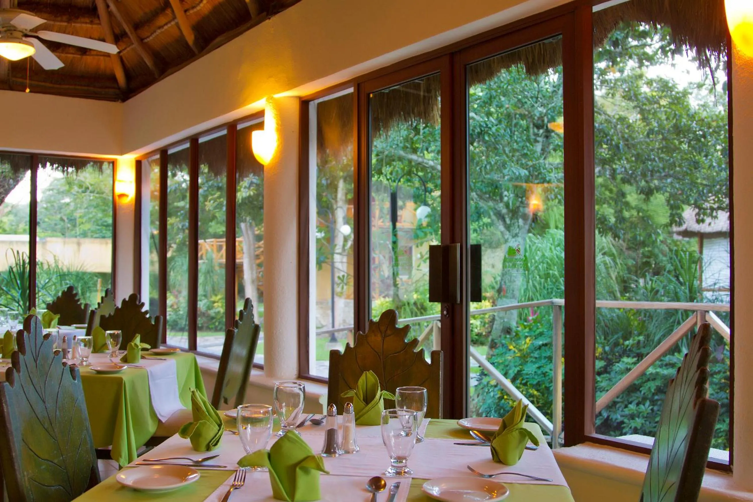 Restaurant/places to eat in hotel villas chicanna