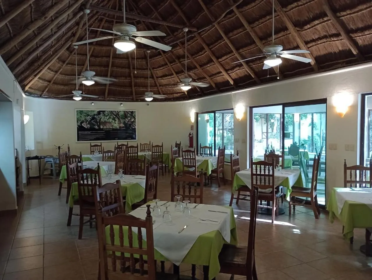 Restaurant/places to eat in hotel villas chicanna