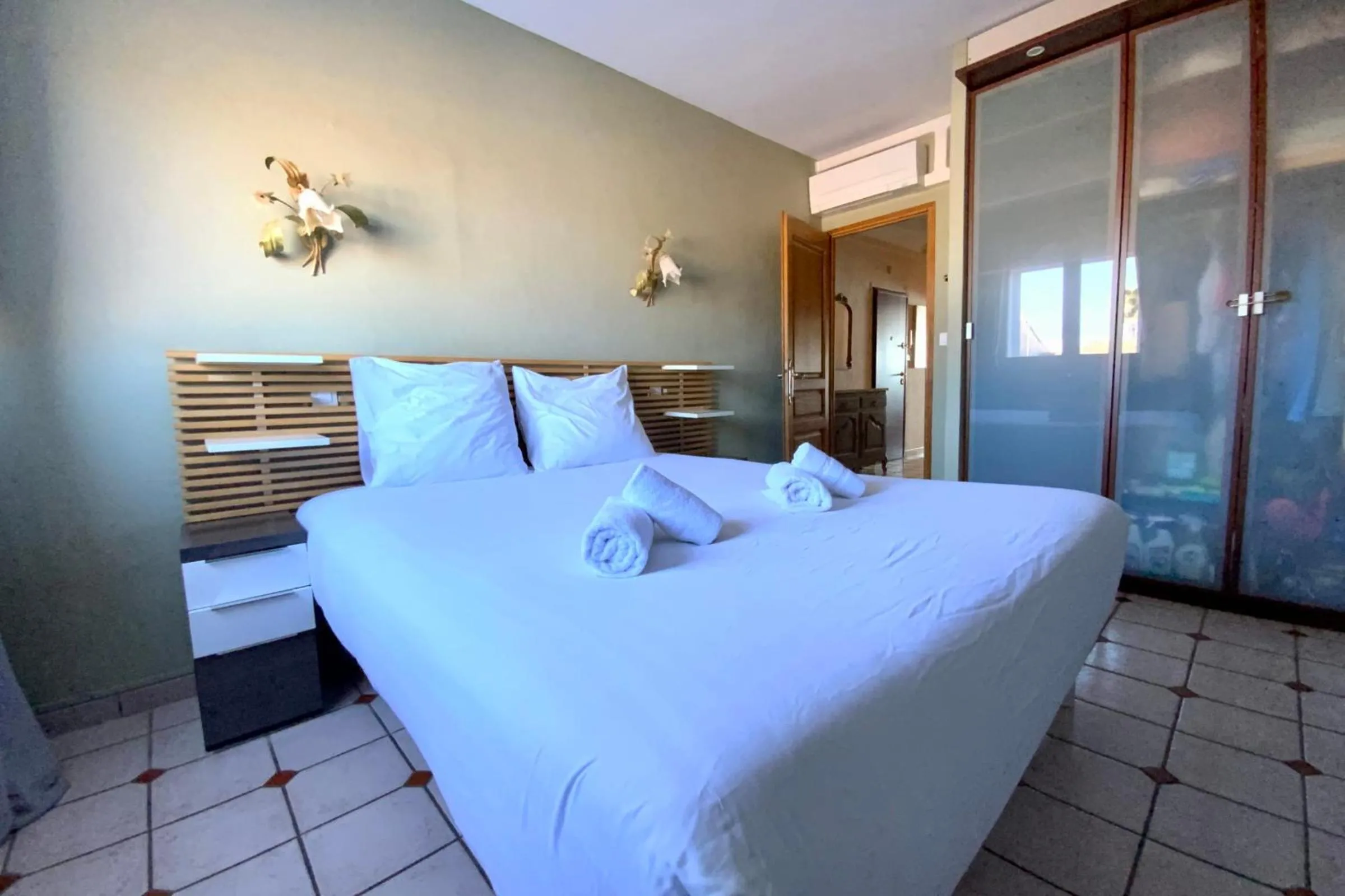 Bed in Appartement Mar e Souleu avec Terrasse et Vue Mer au Grau du Roi