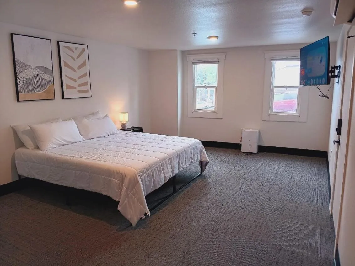 Bed in Five10 Orange Street Hotel - Hot Springs