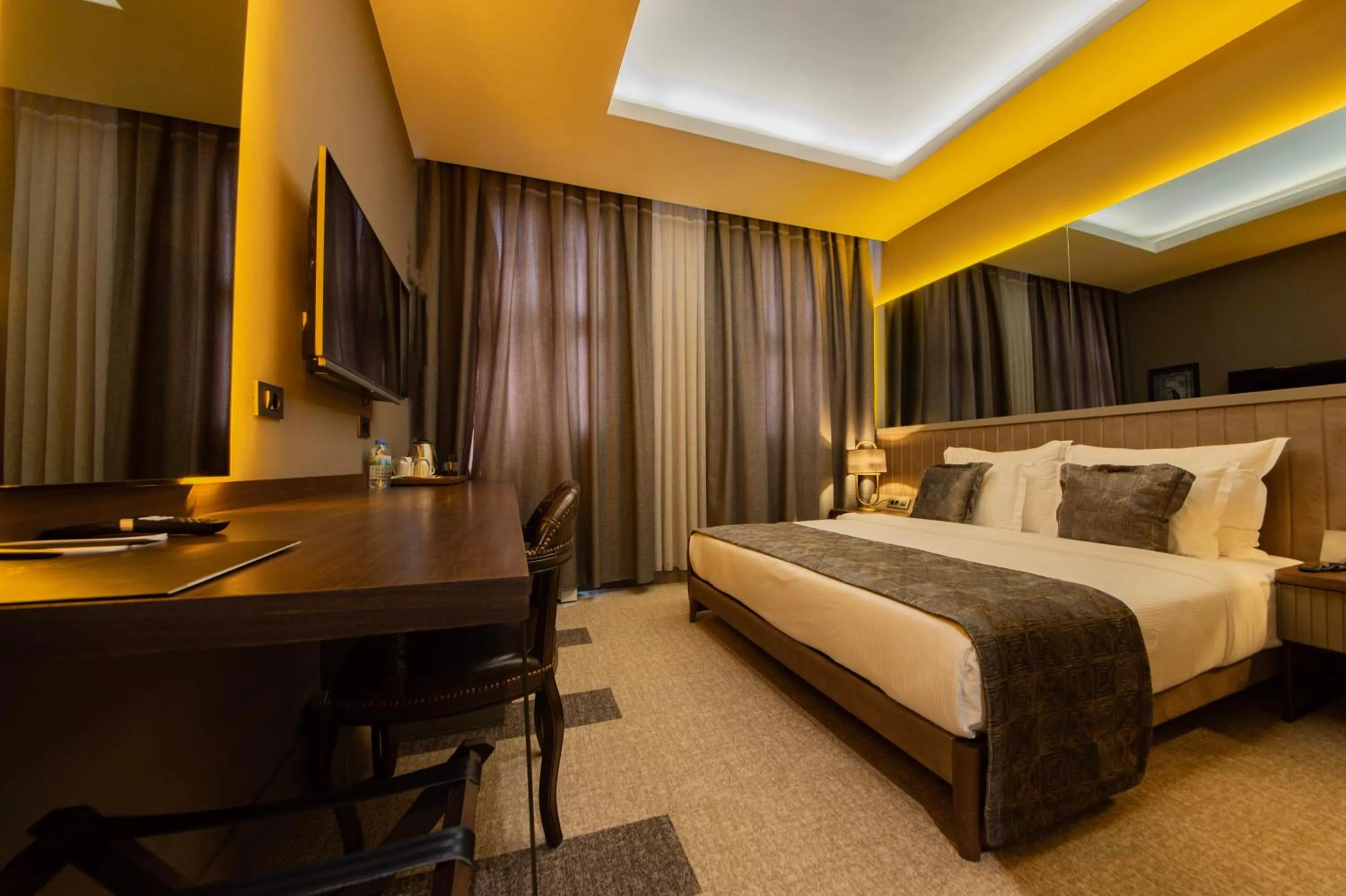 Photo of the whole room, Bed in Four Mansions Hotel