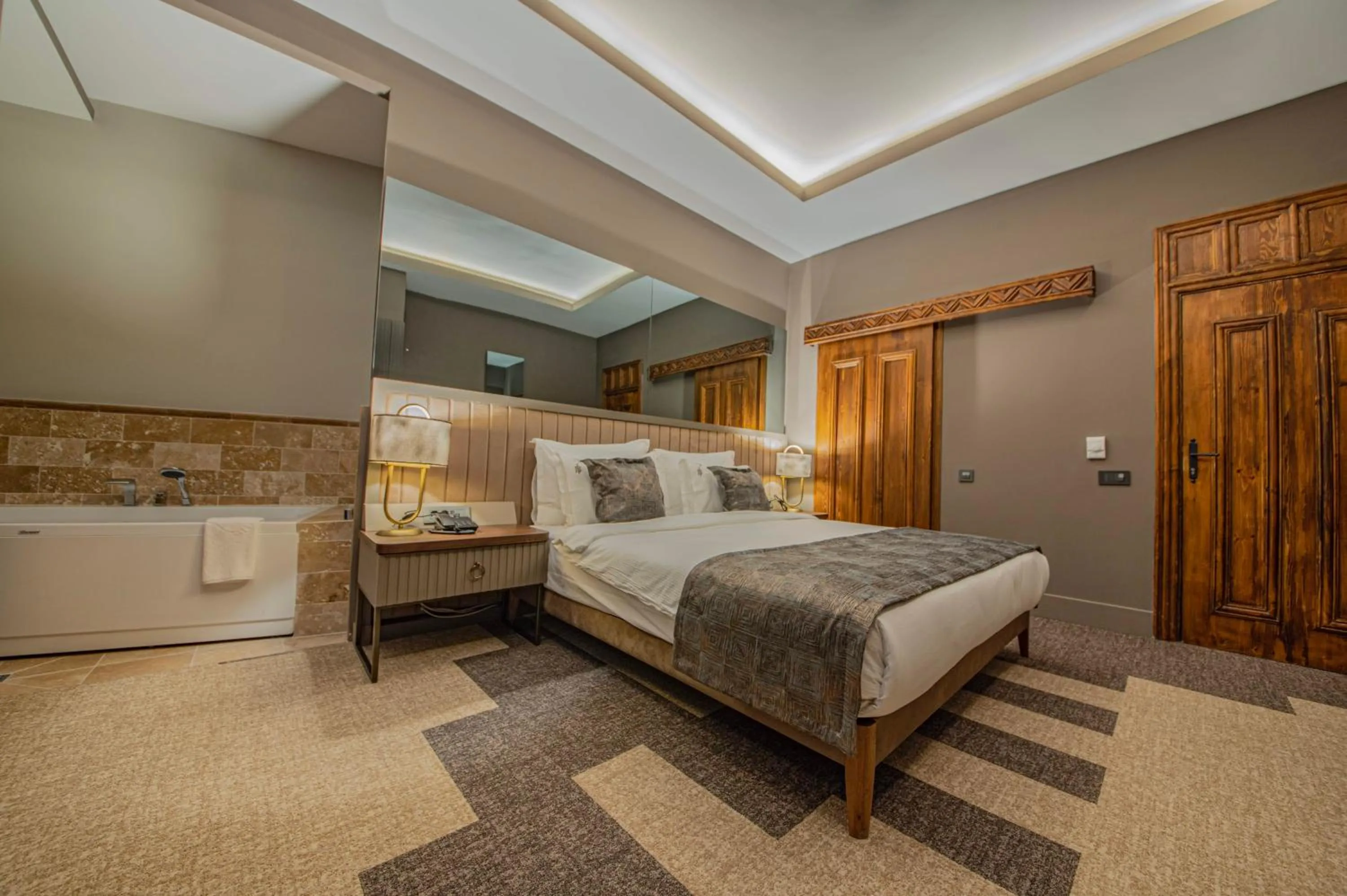 Photo of the whole room, Bed in Four Mansions Hotel