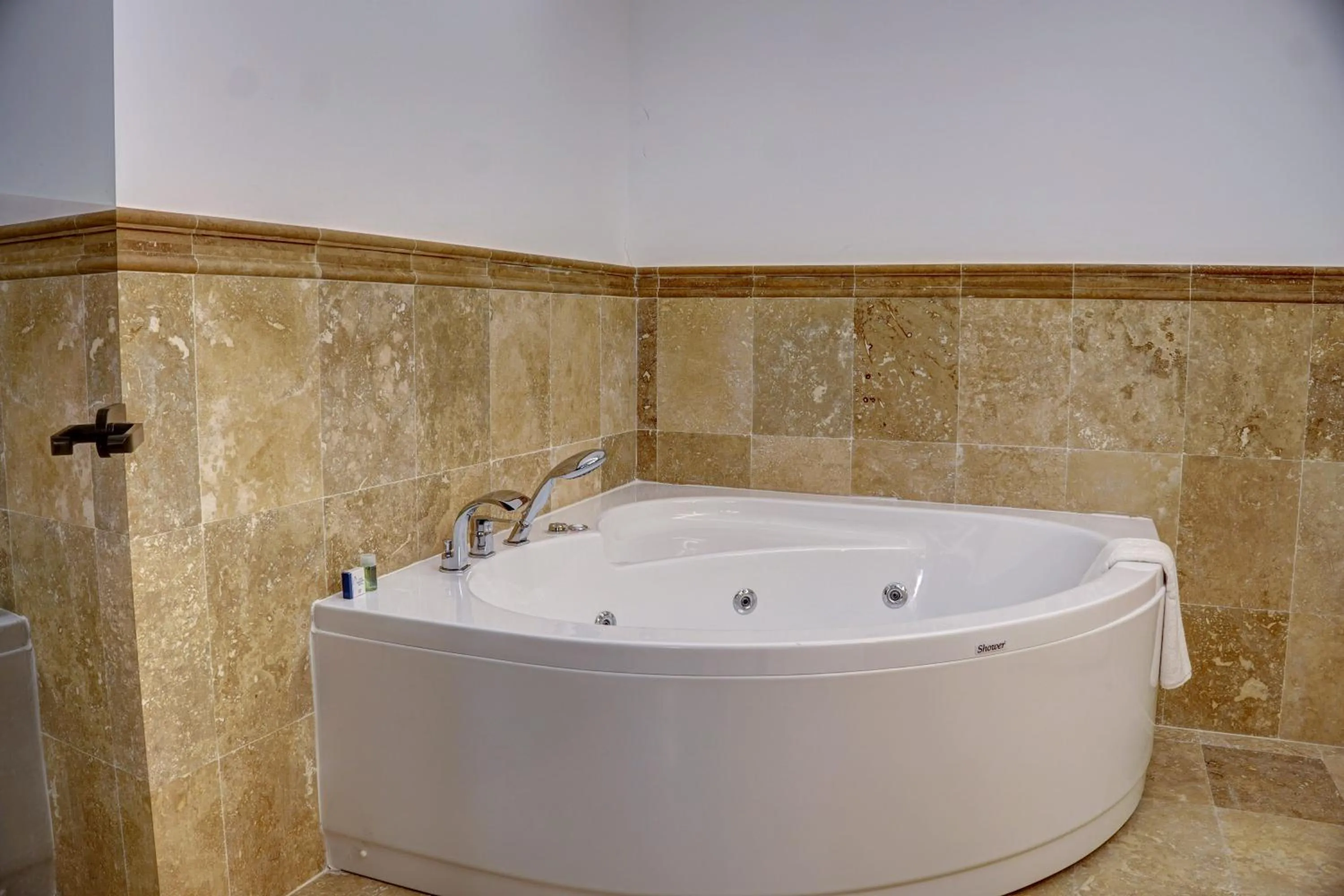 Hot Tub in Four Mansions Hotel