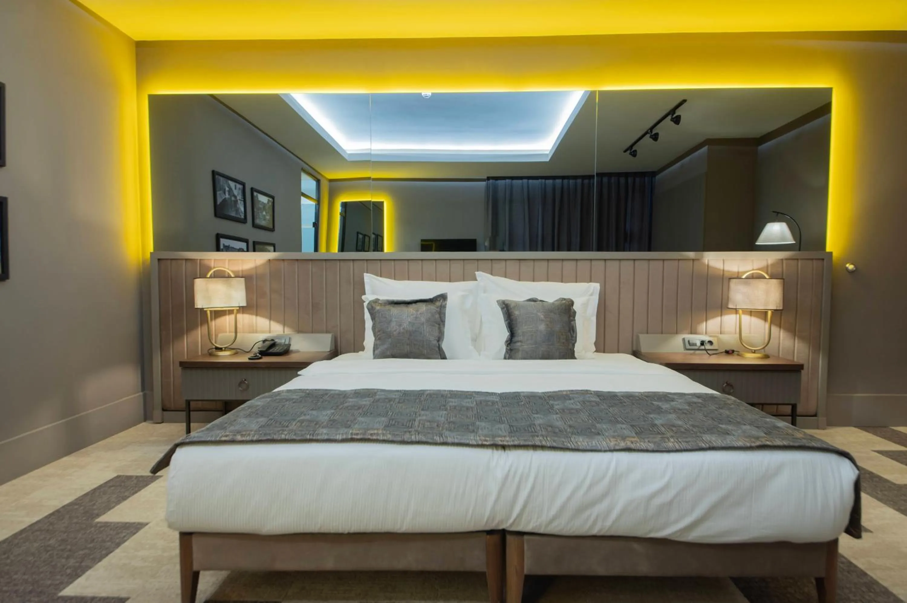 Photo of the whole room, Bed in Four Mansions Hotel