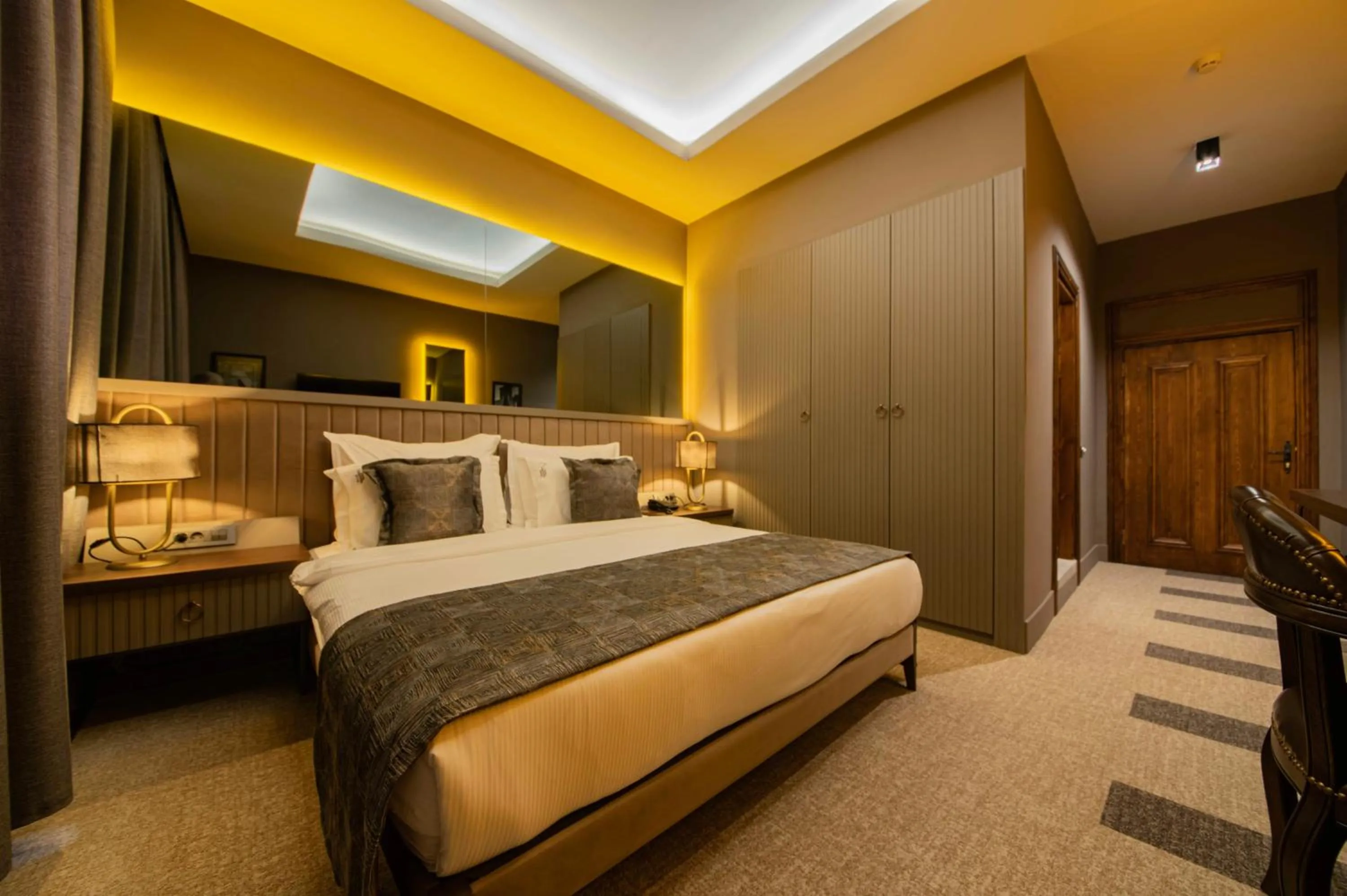 Photo of the whole room, Bed in Four Mansions Hotel