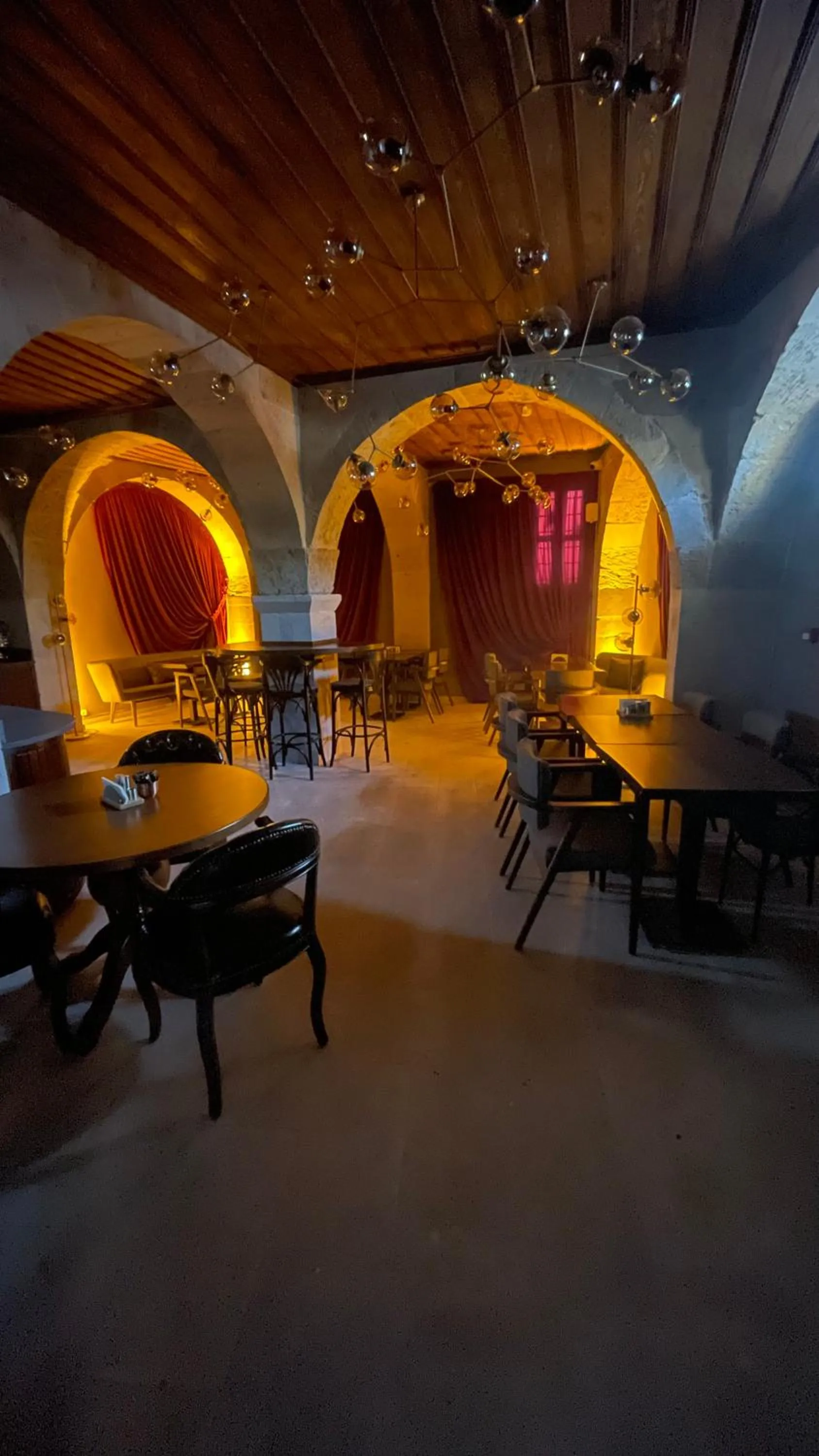 Restaurant/places to eat in Four Mansions Hotel