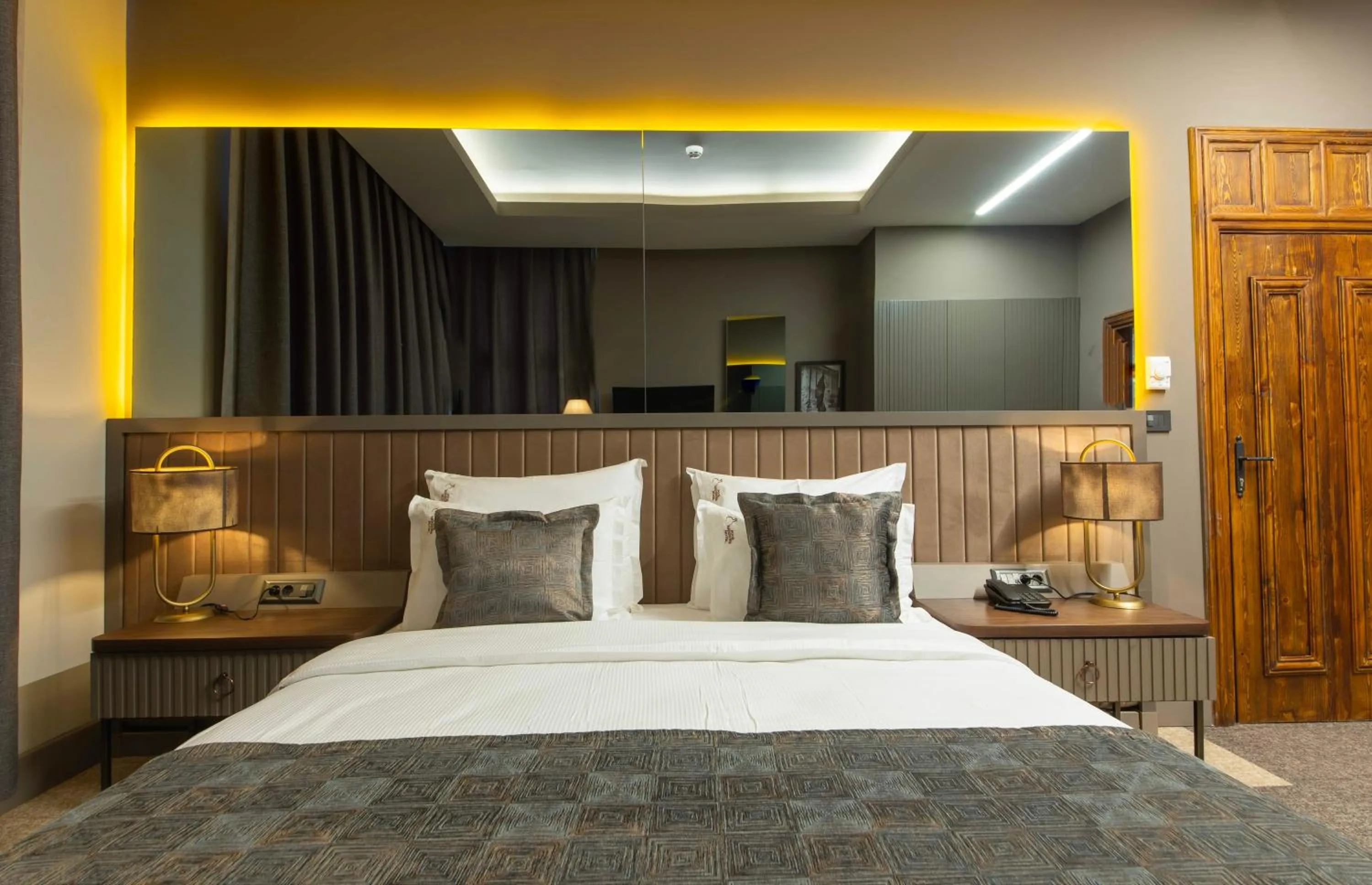 Photo of the whole room, Bed in Four Mansions Hotel