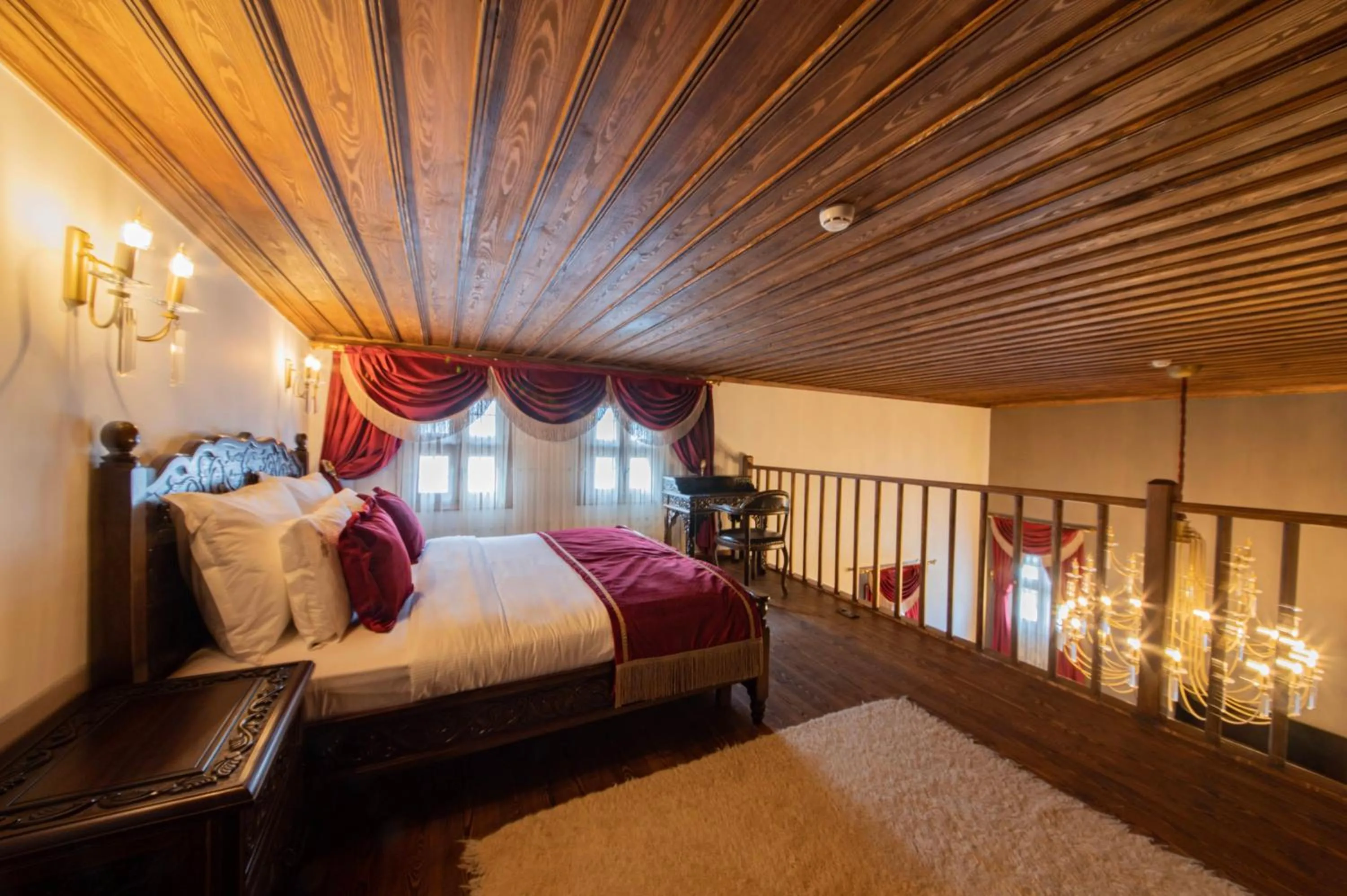 Photo of the whole room, Bed in Four Mansions Hotel