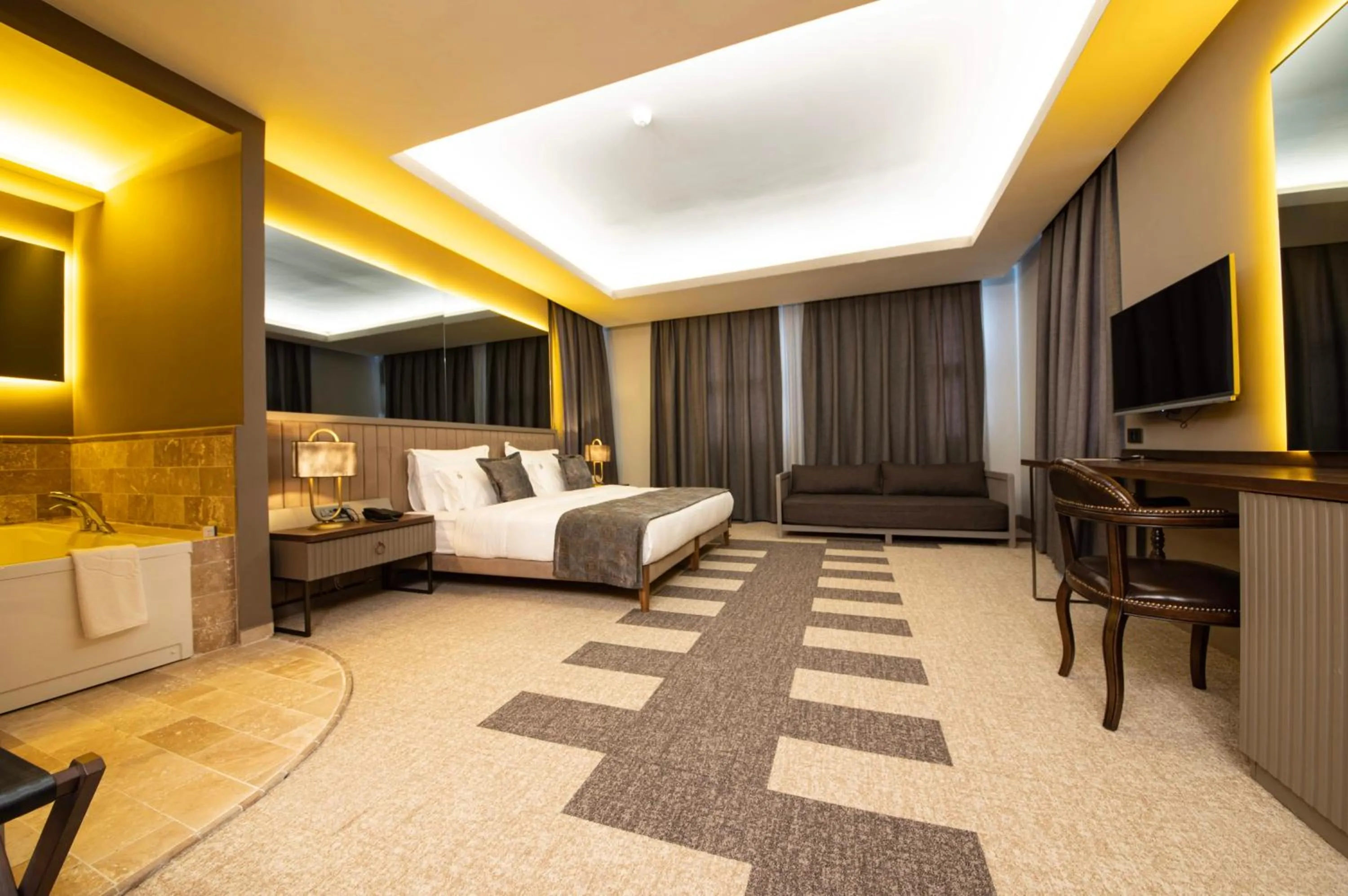 Photo of the whole room, Bed in Four Mansions Hotel