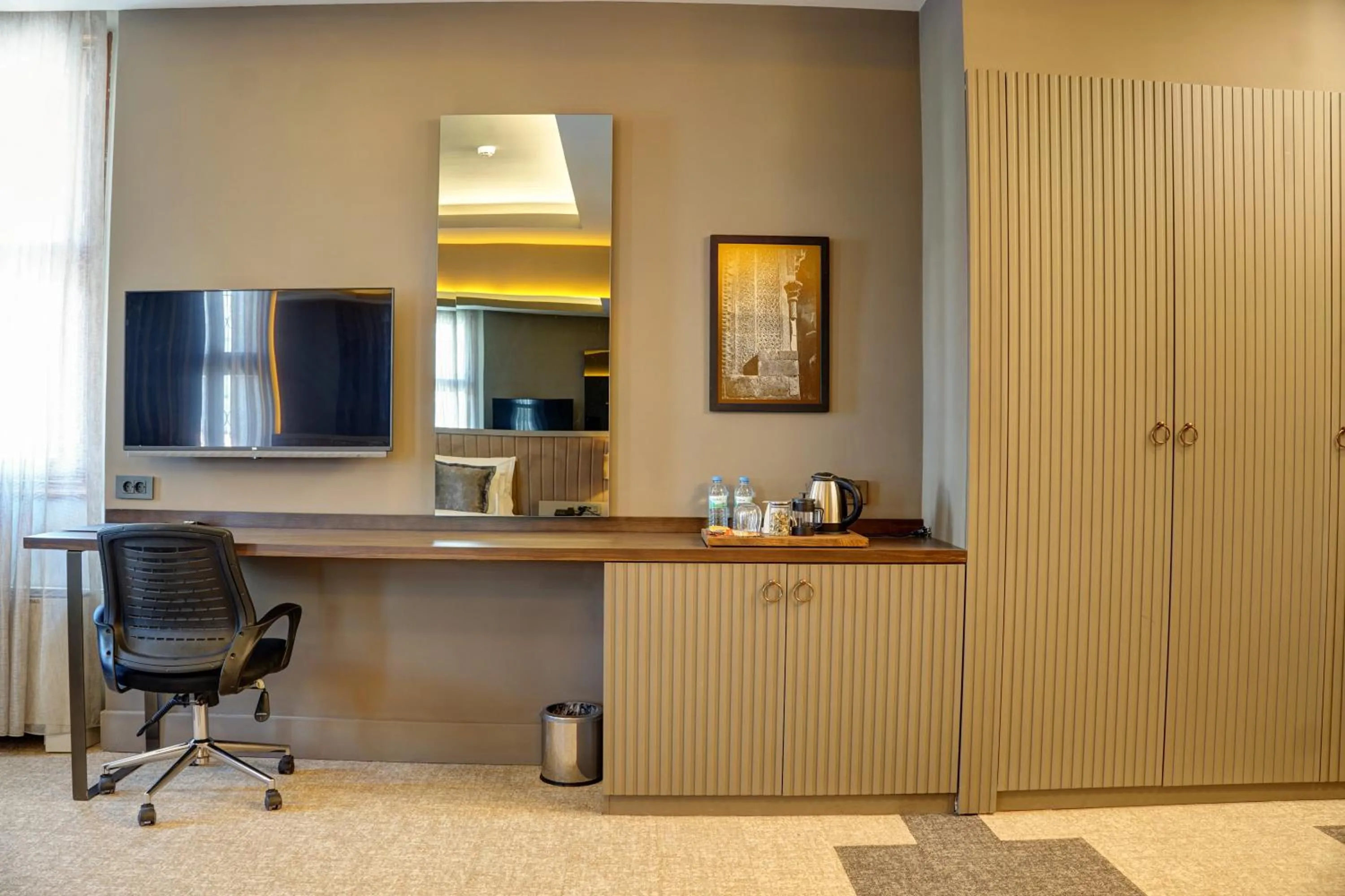 Coffee/tea facilities in Four Mansions Hotel