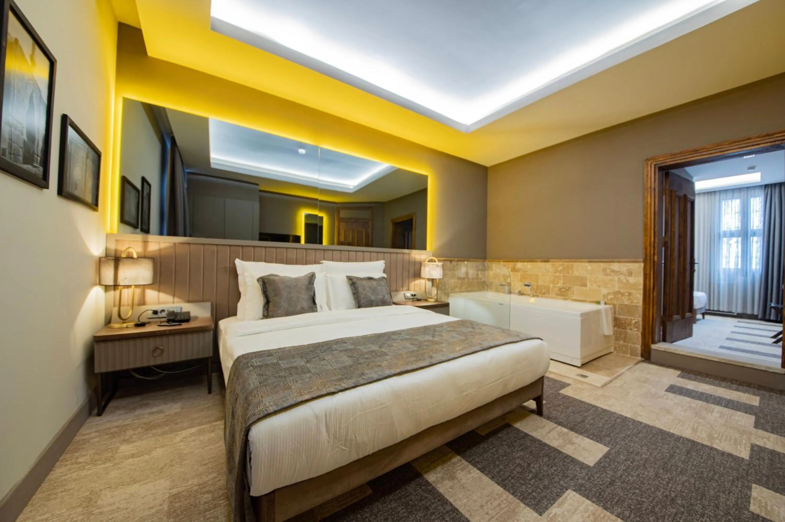 Photo of the whole room, Bed in Four Mansions Hotel