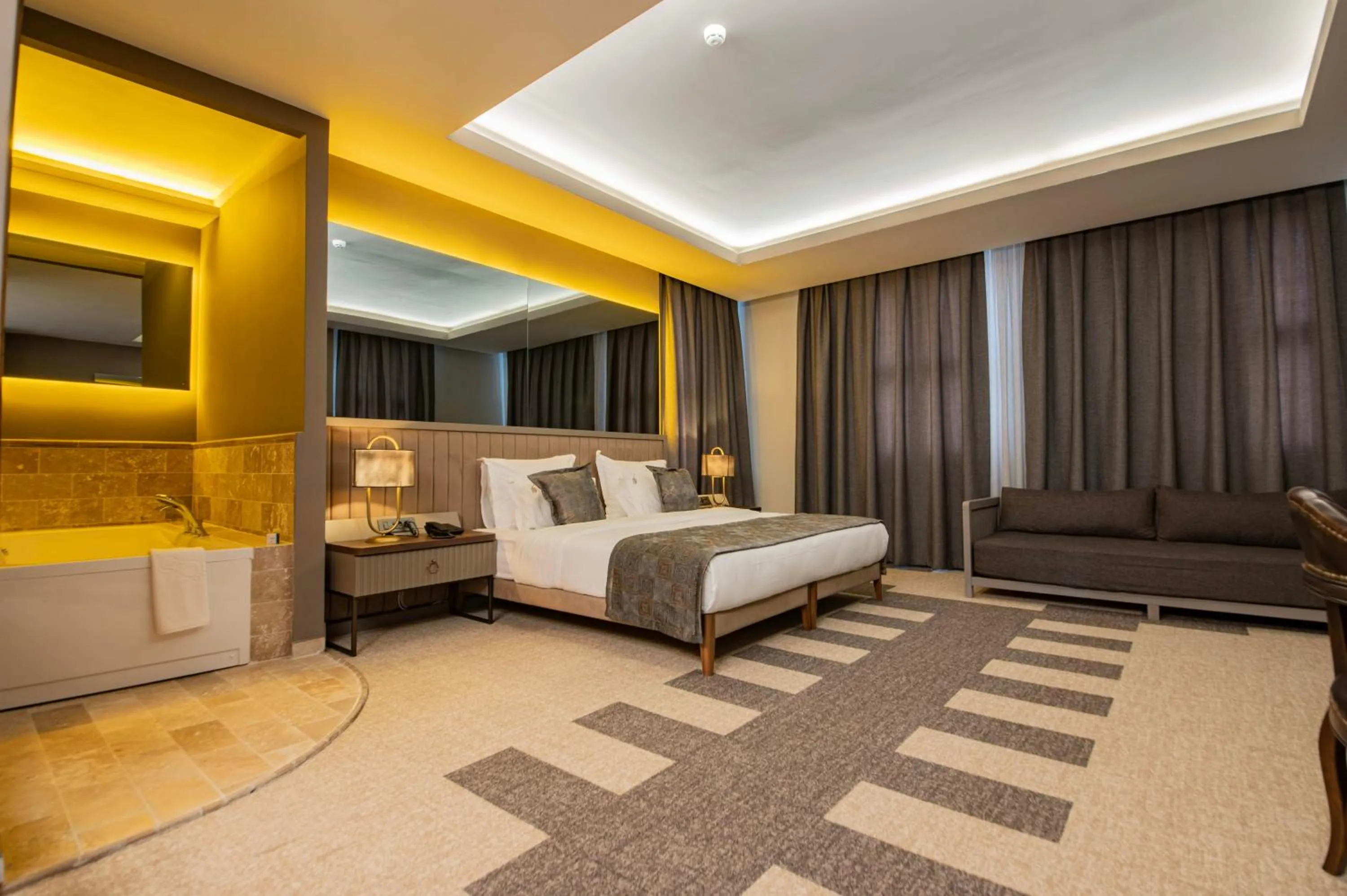 Photo of the whole room, Bed in Four Mansions Hotel