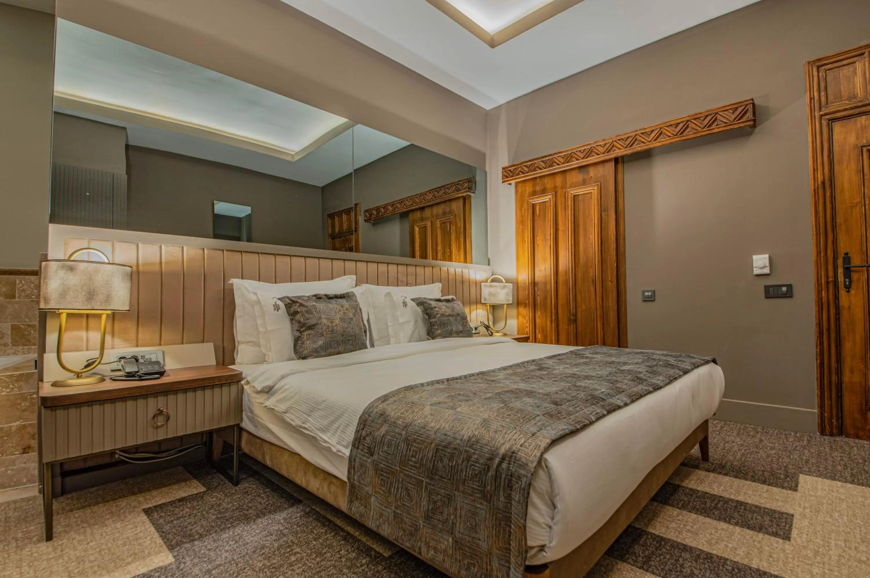 Photo of the whole room, Bed in Four Mansions Hotel