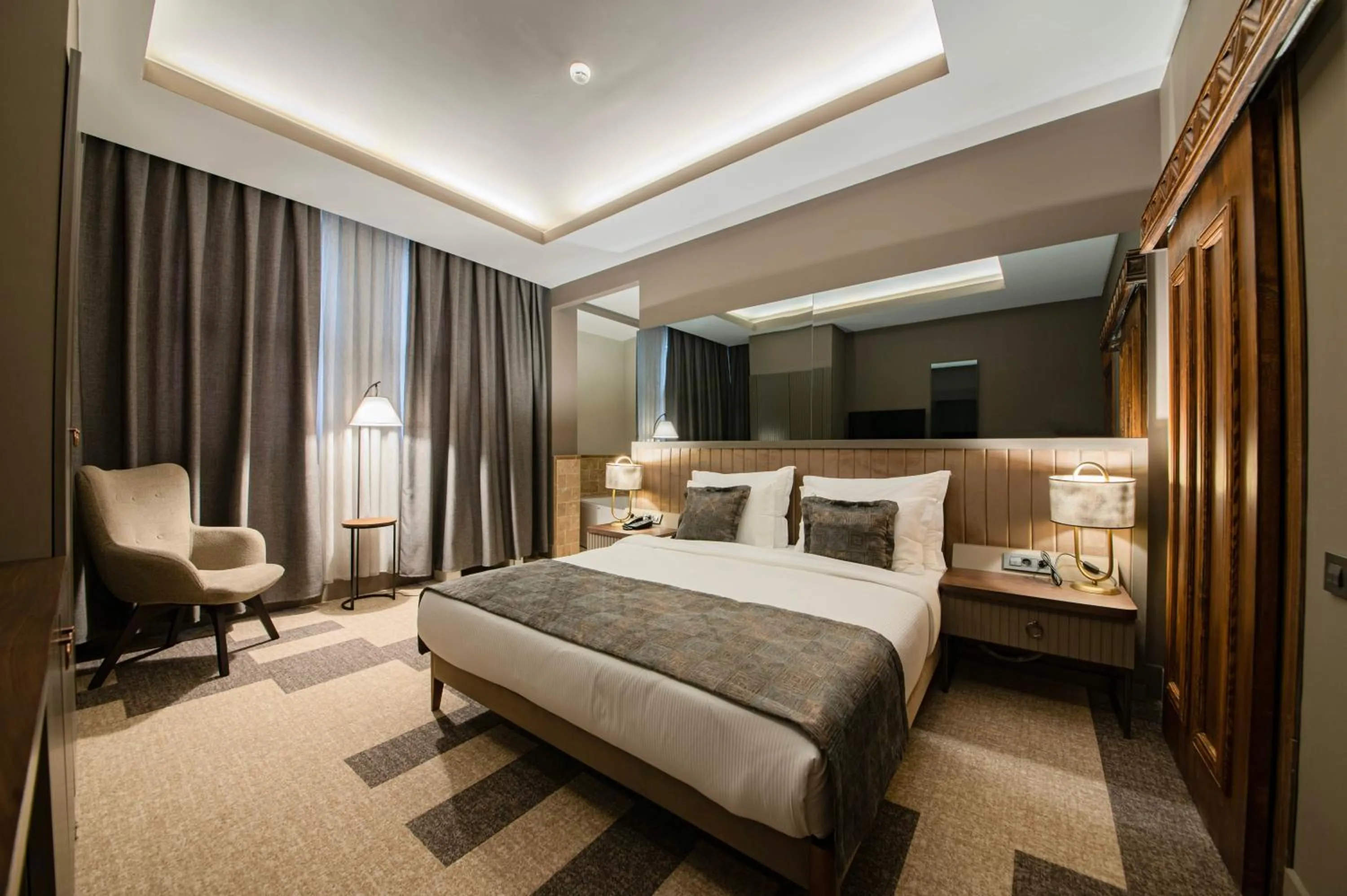 Photo of the whole room, Bed in Four Mansions Hotel