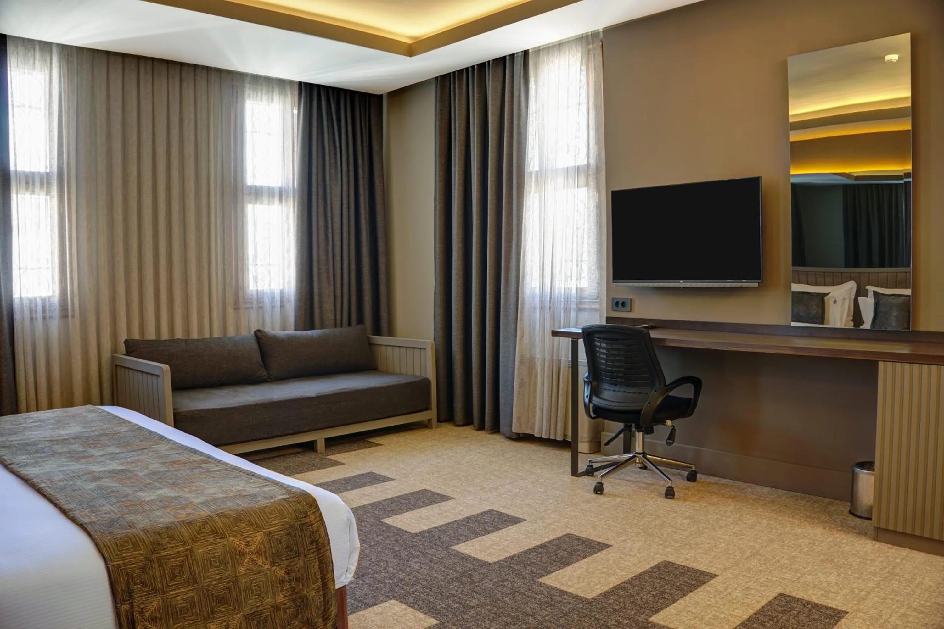 TV and multimedia, Bed in Four Mansions Hotel