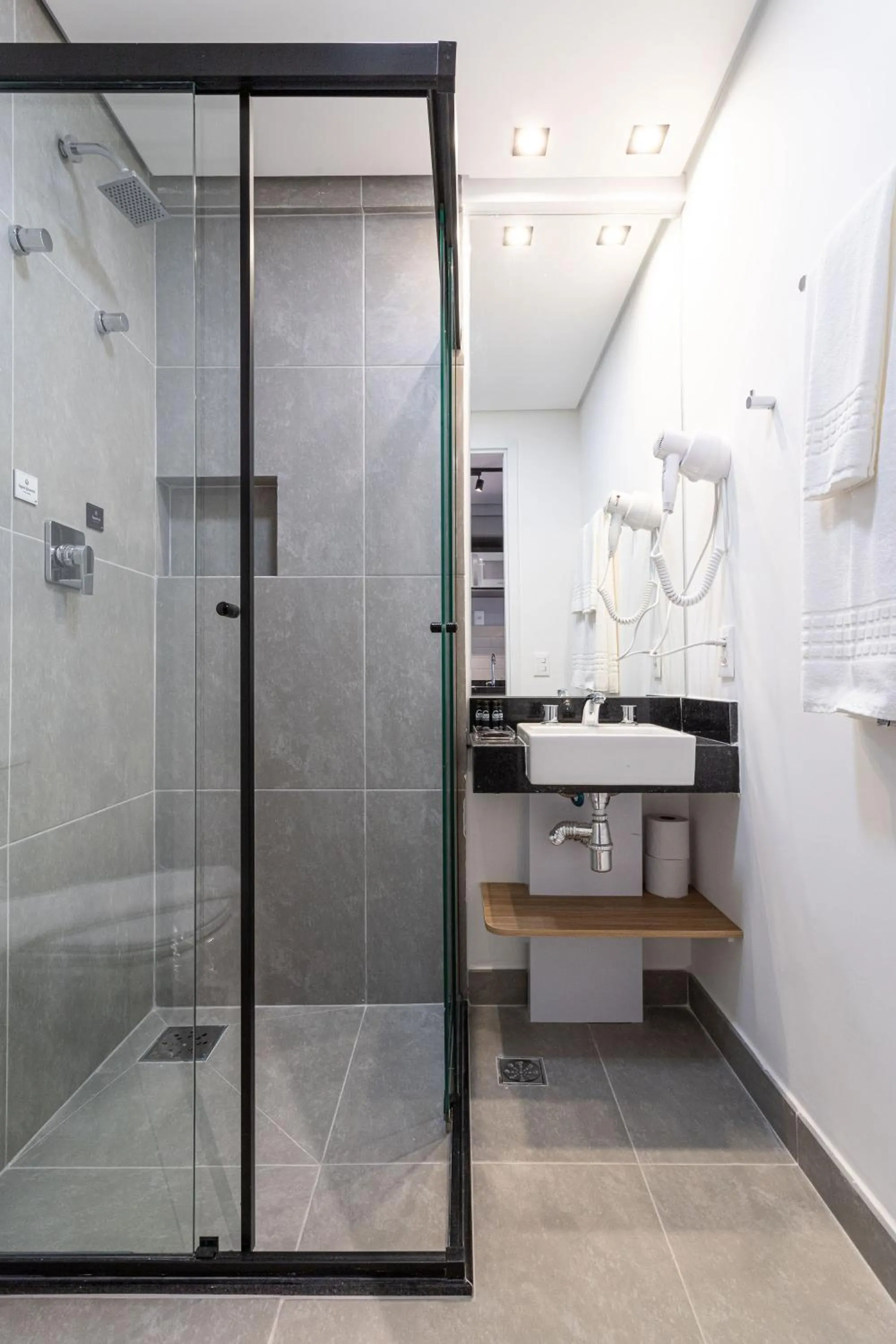 Shower in Charlie Pamplona Jardim Paulista