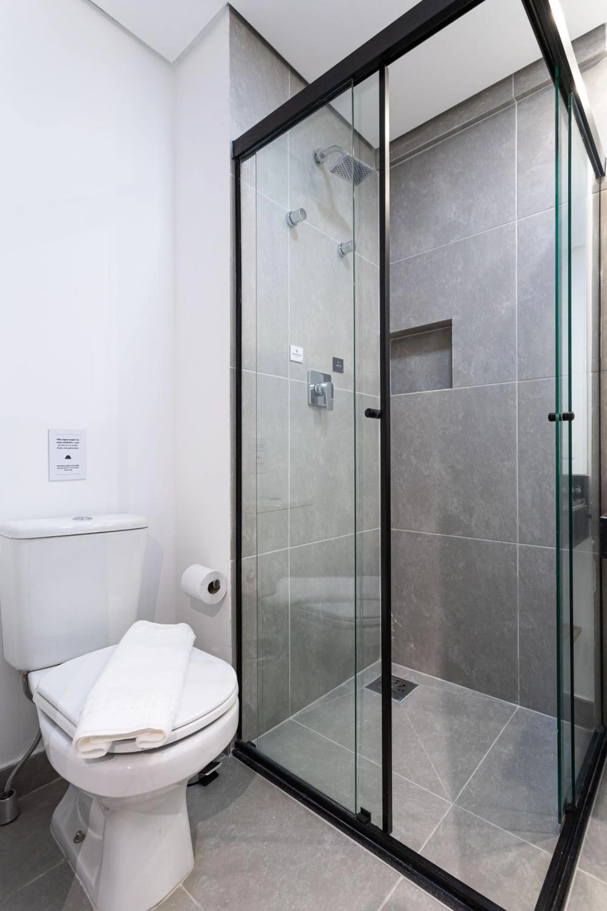 Shower in Charlie Pamplona Jardim Paulista