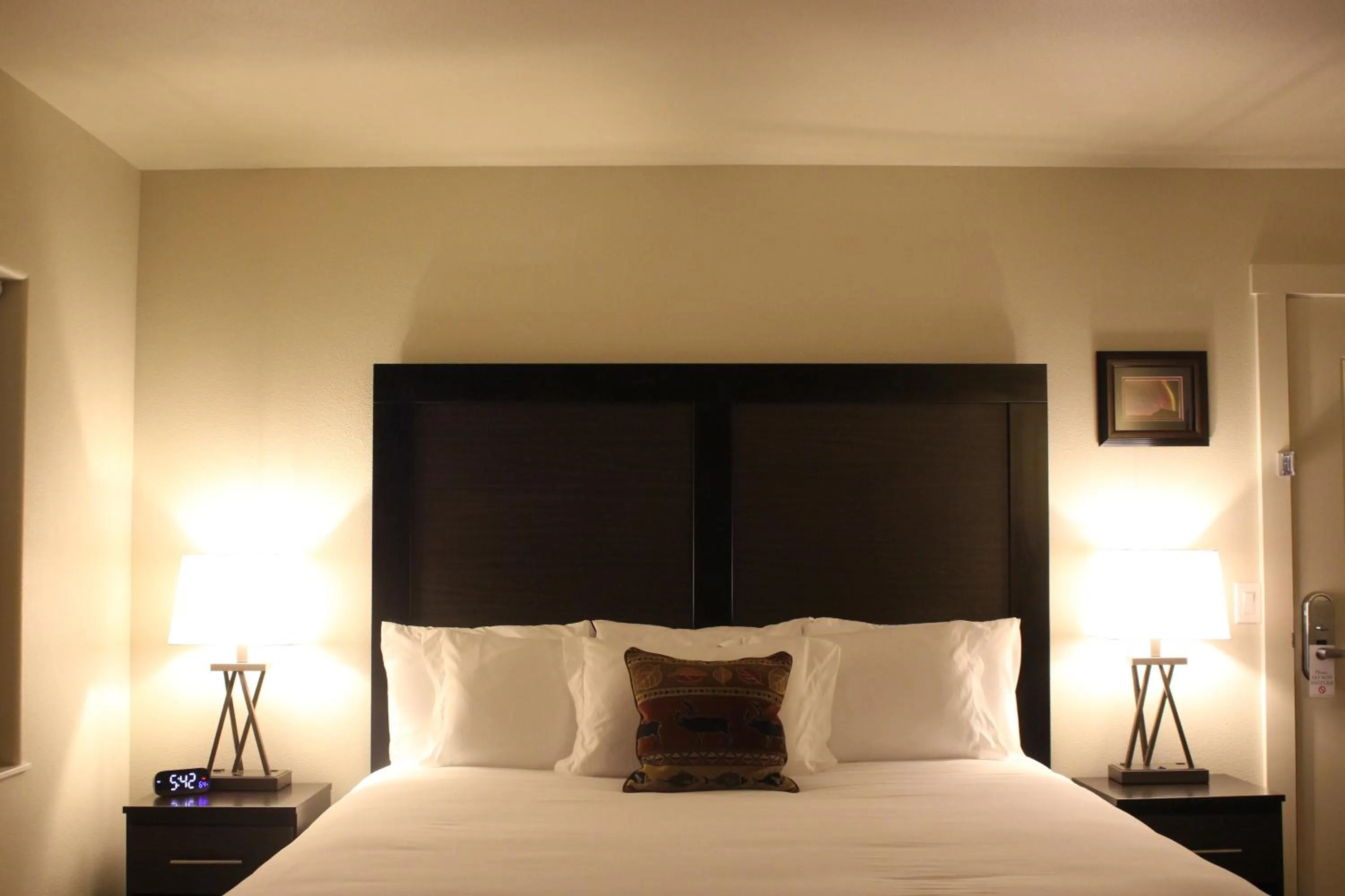 Bedroom, Bed in Eagle River Lodge