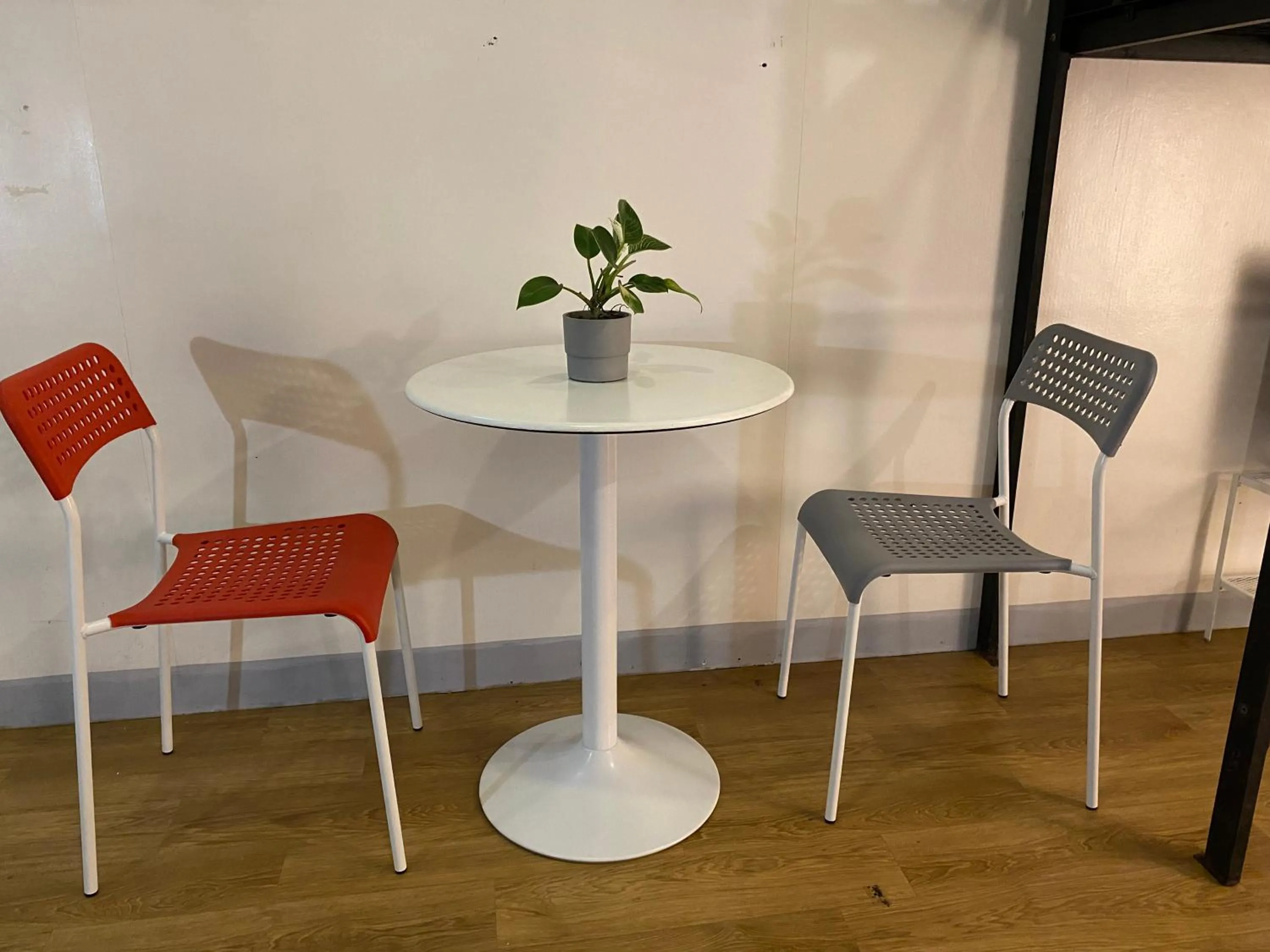 Dining area in Burgos Hub Hostel
