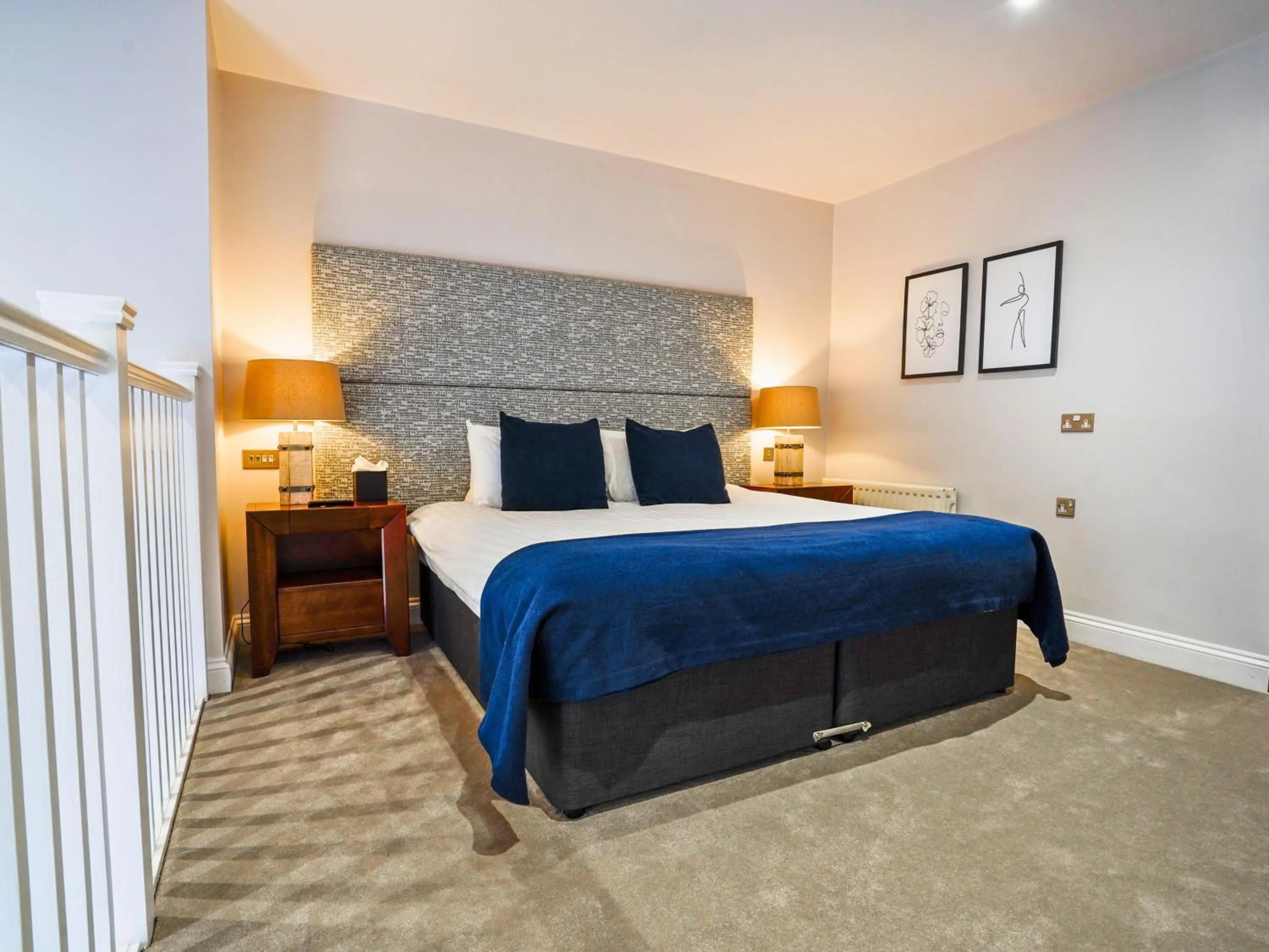 Bedroom, Bed in Villiers Hotel