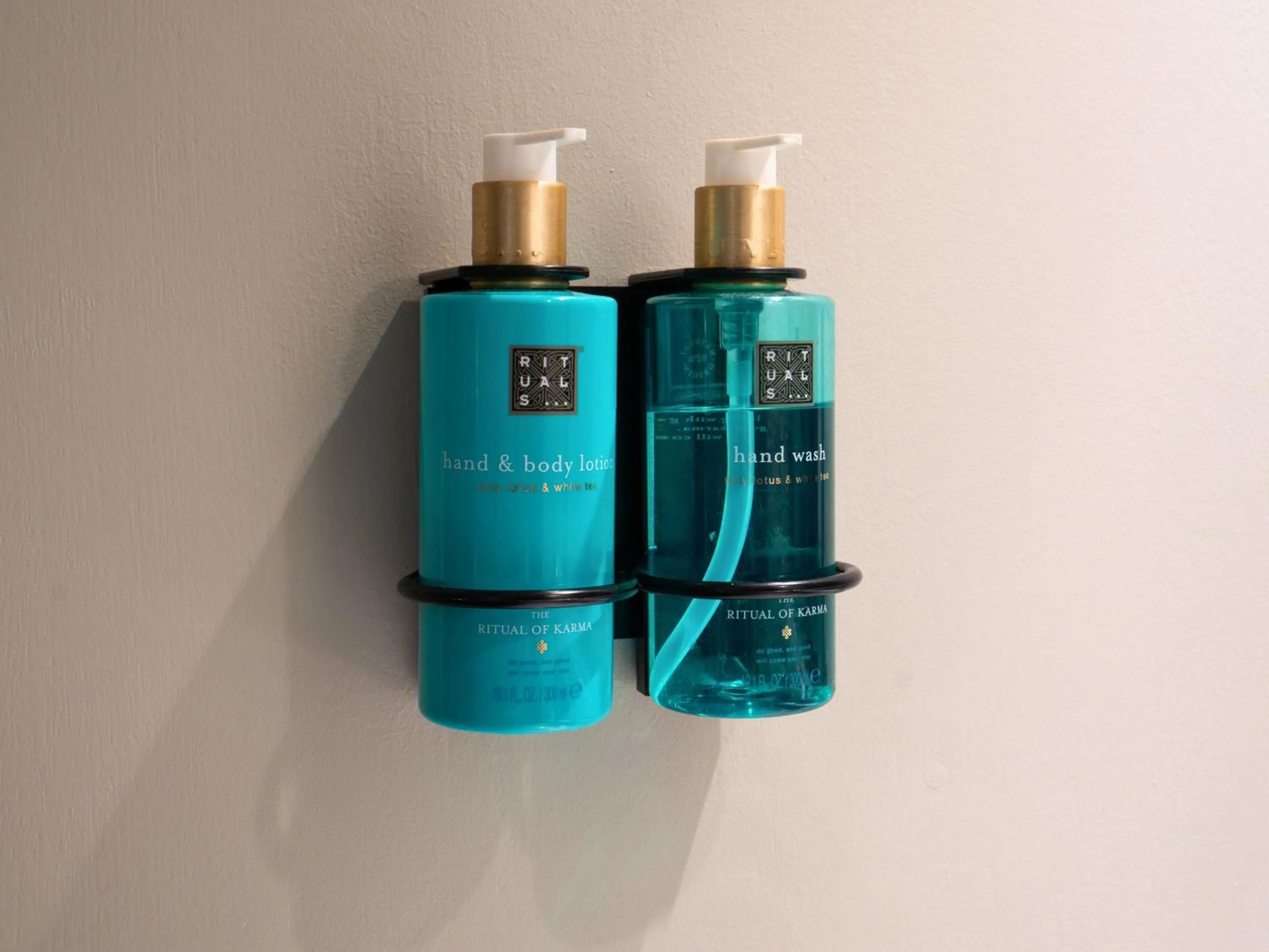 Bathroom in Villiers Hotel