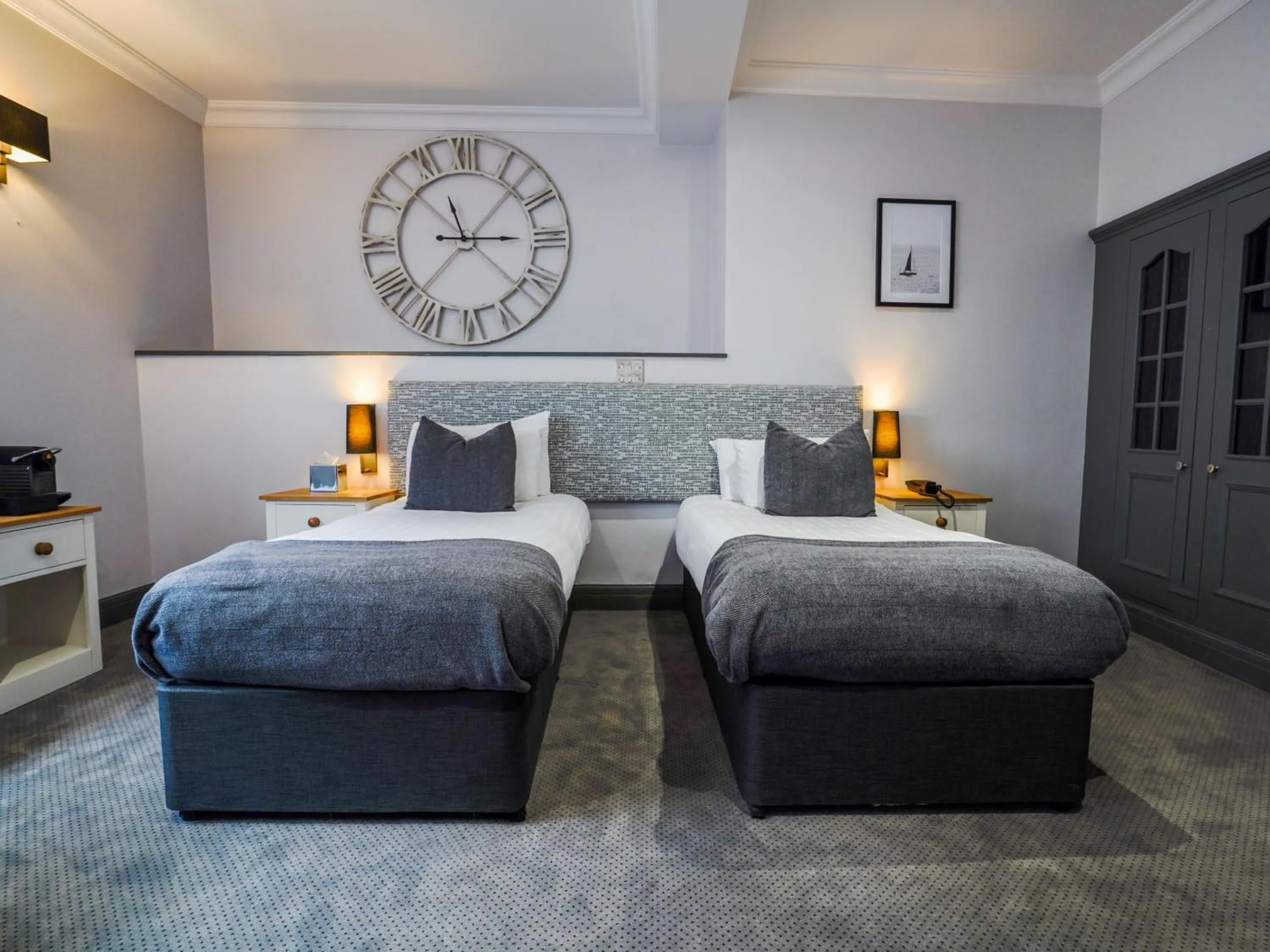 Bedroom, Bed in Villiers Hotel