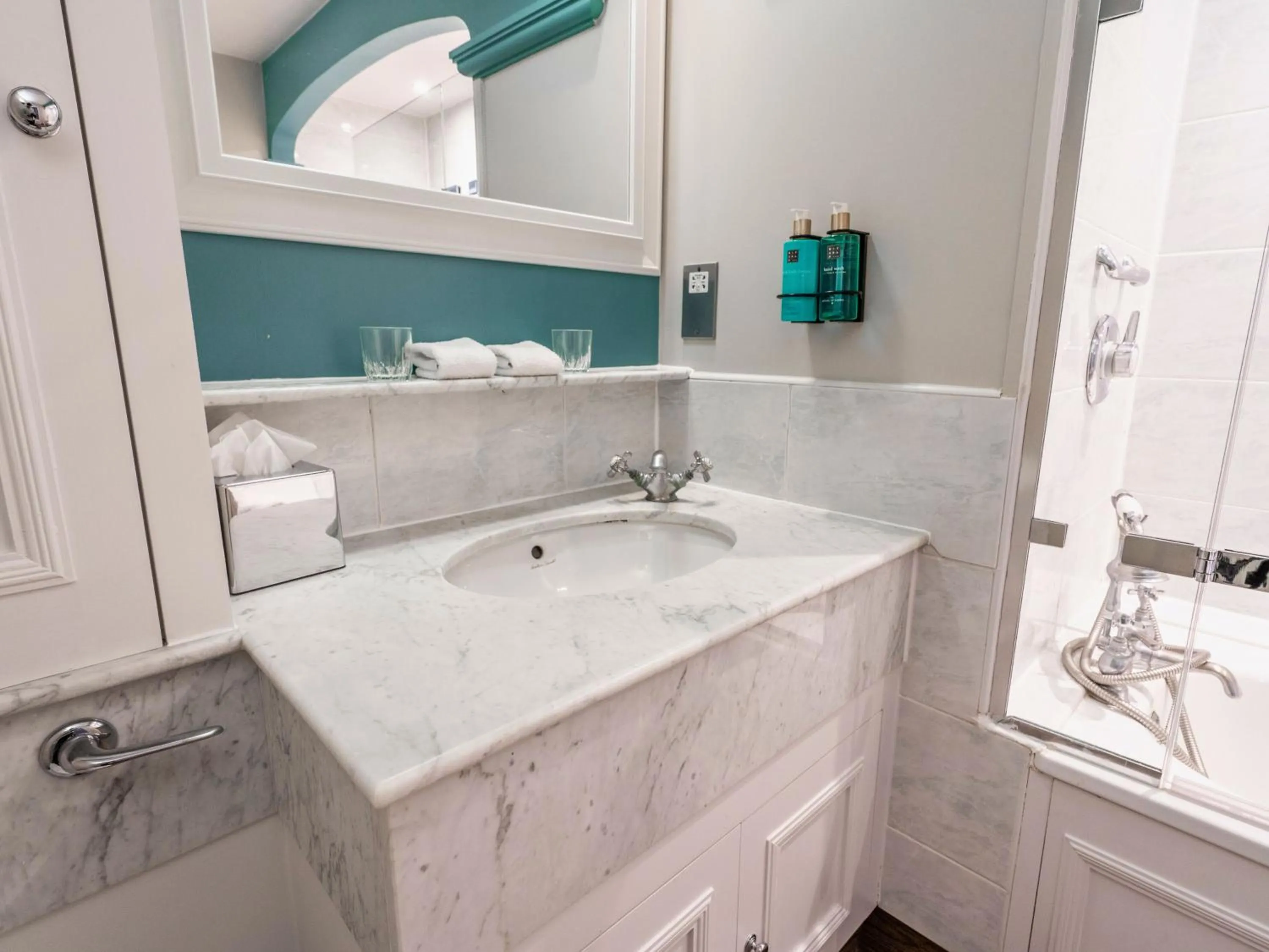 Bathroom in Villiers Hotel