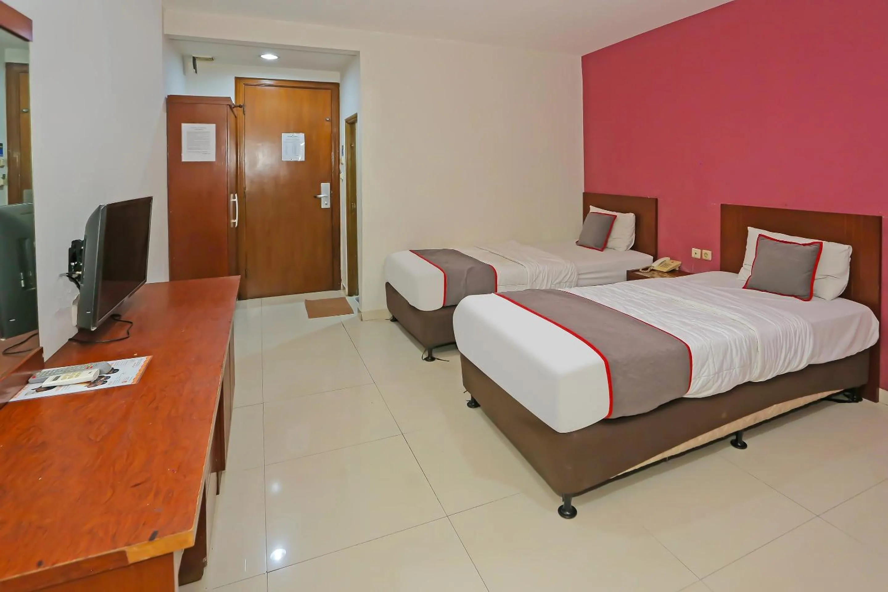 Bedroom, Bed in Townhouse OAK Hotel Fiducia Pasar Minggu