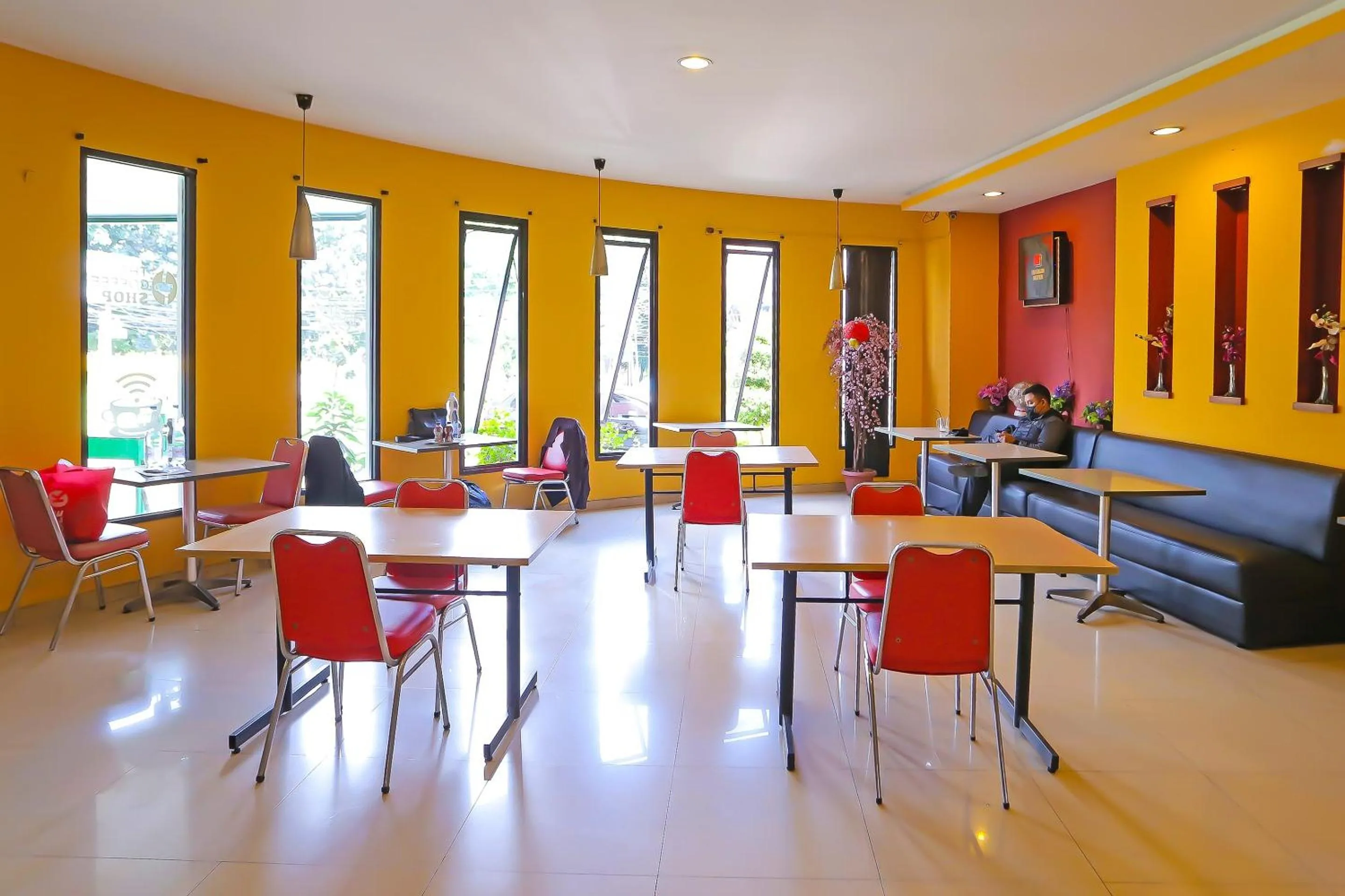 Restaurant/places to eat in Townhouse OAK Hotel Fiducia Pasar Minggu