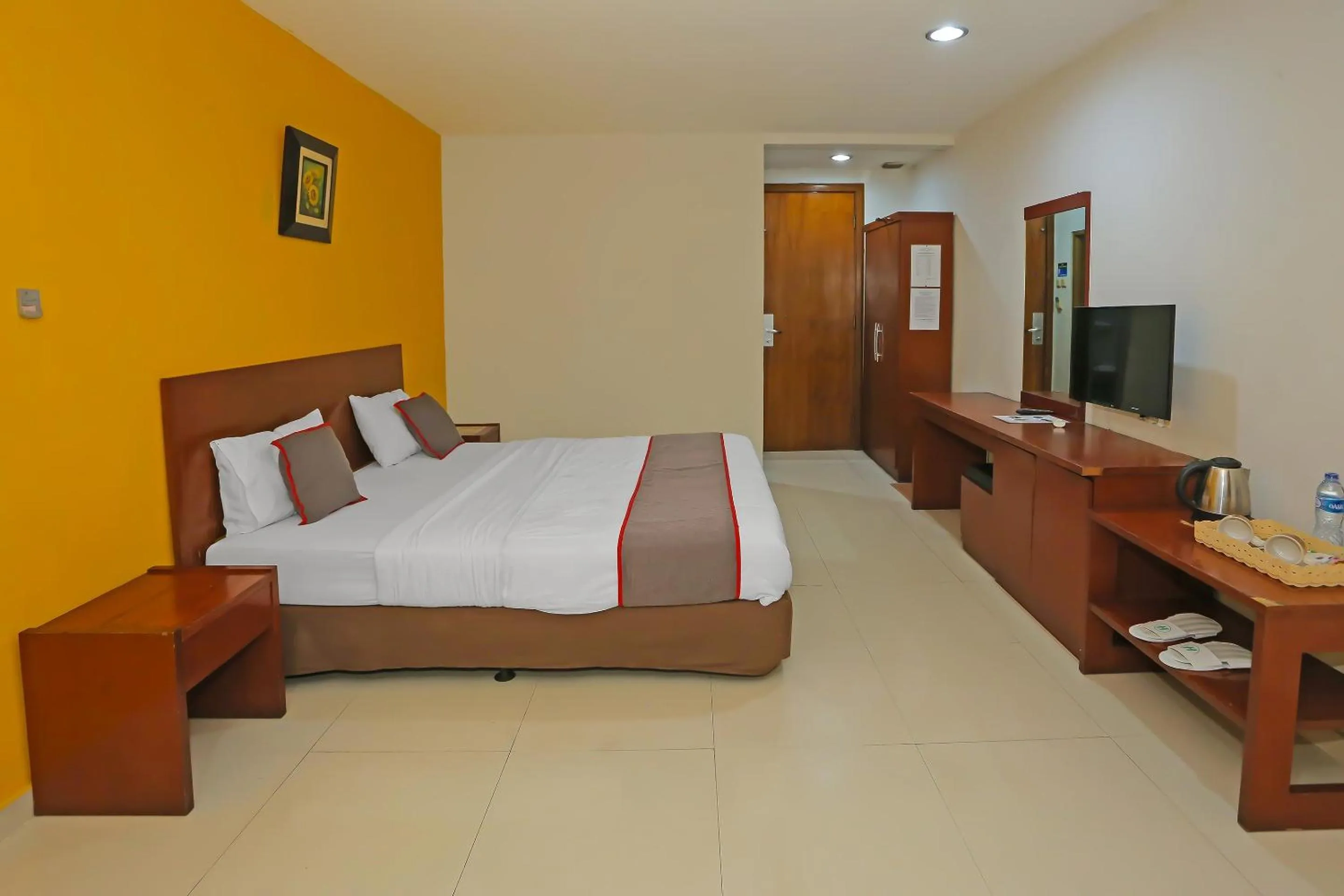 Bedroom, Bed in Townhouse OAK Hotel Fiducia Pasar Minggu