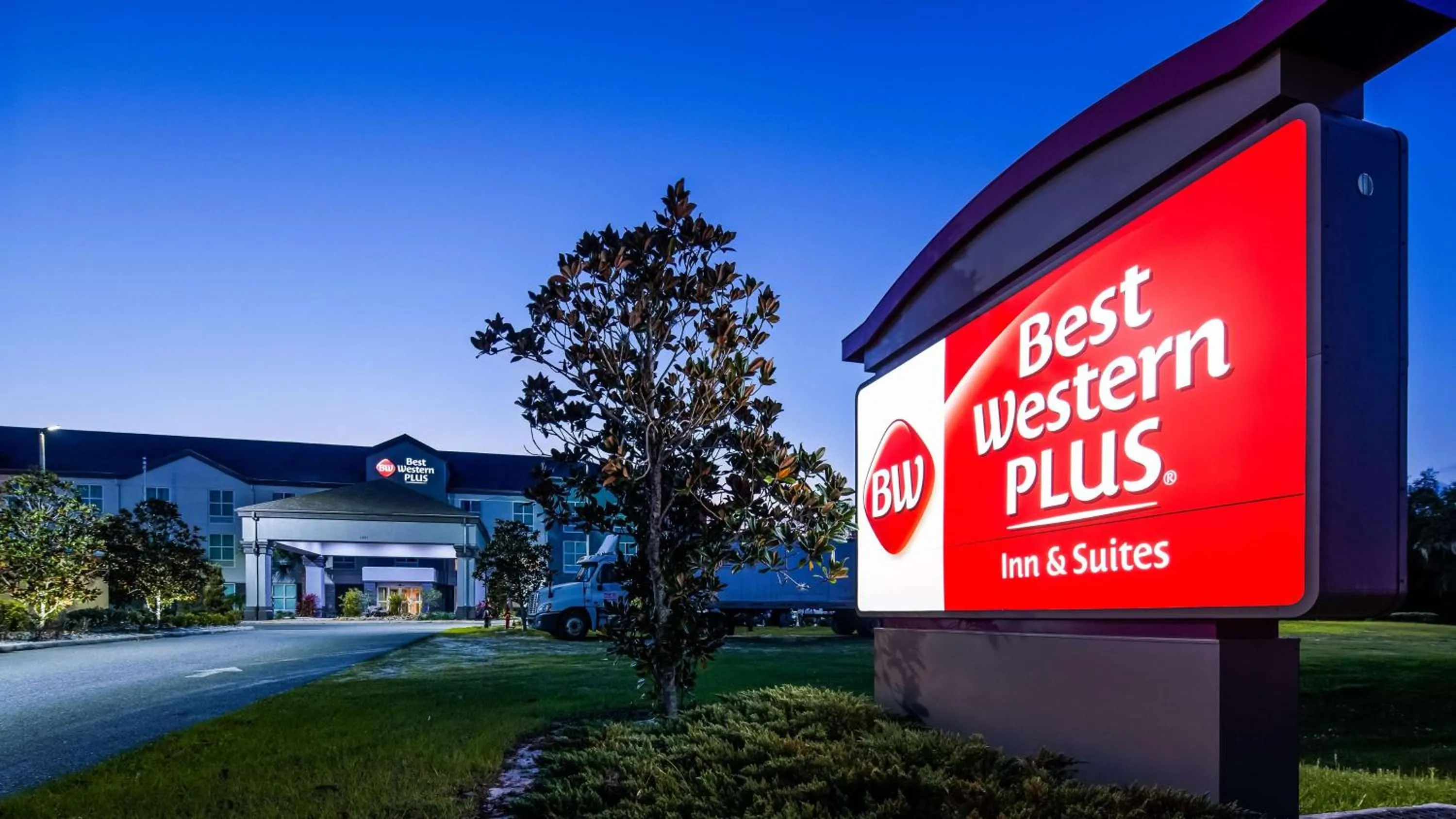 Property building in Best Western Plus Chain of Lakes Inn & Suites