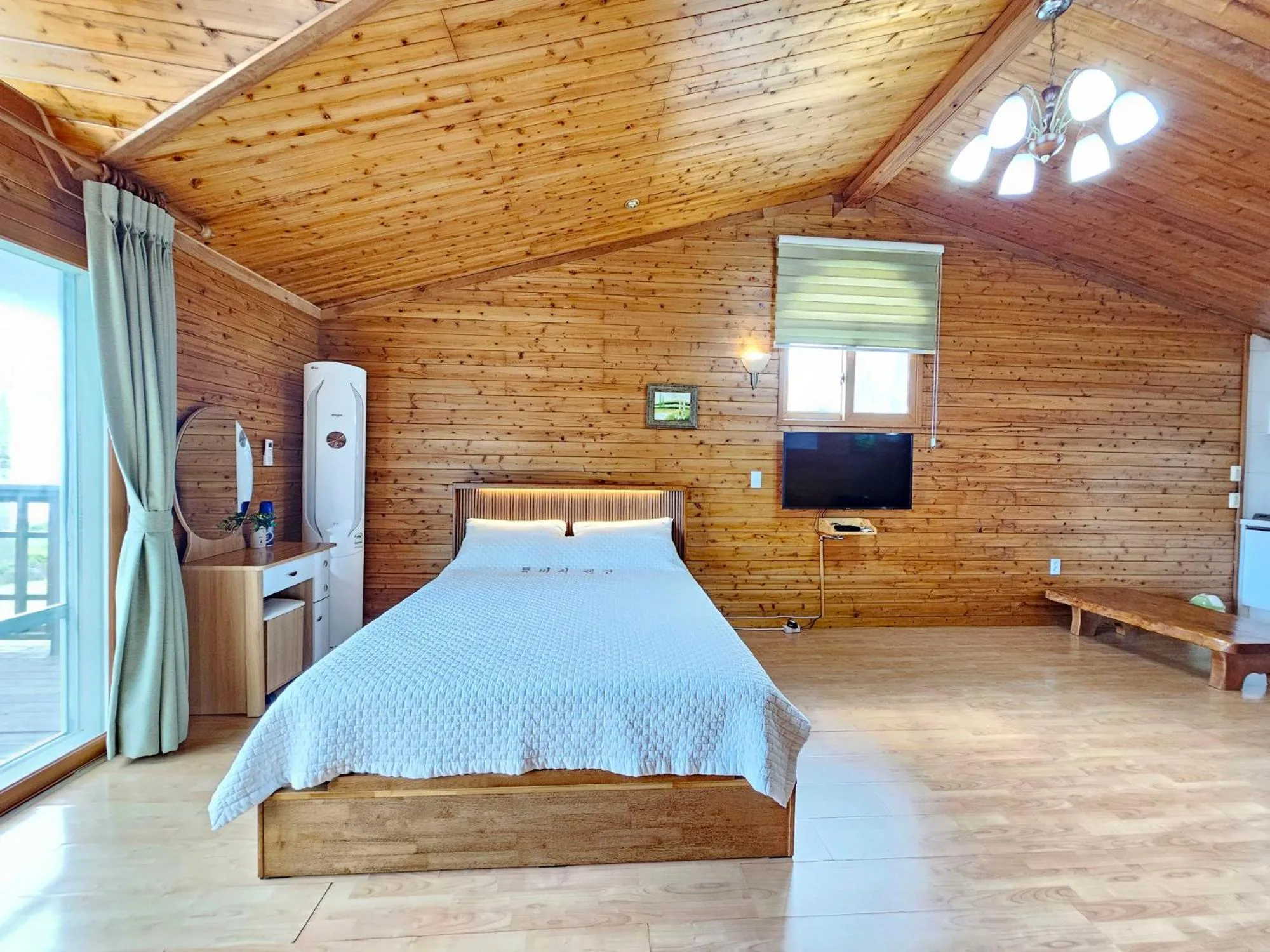 Bed in Long Beach Pension