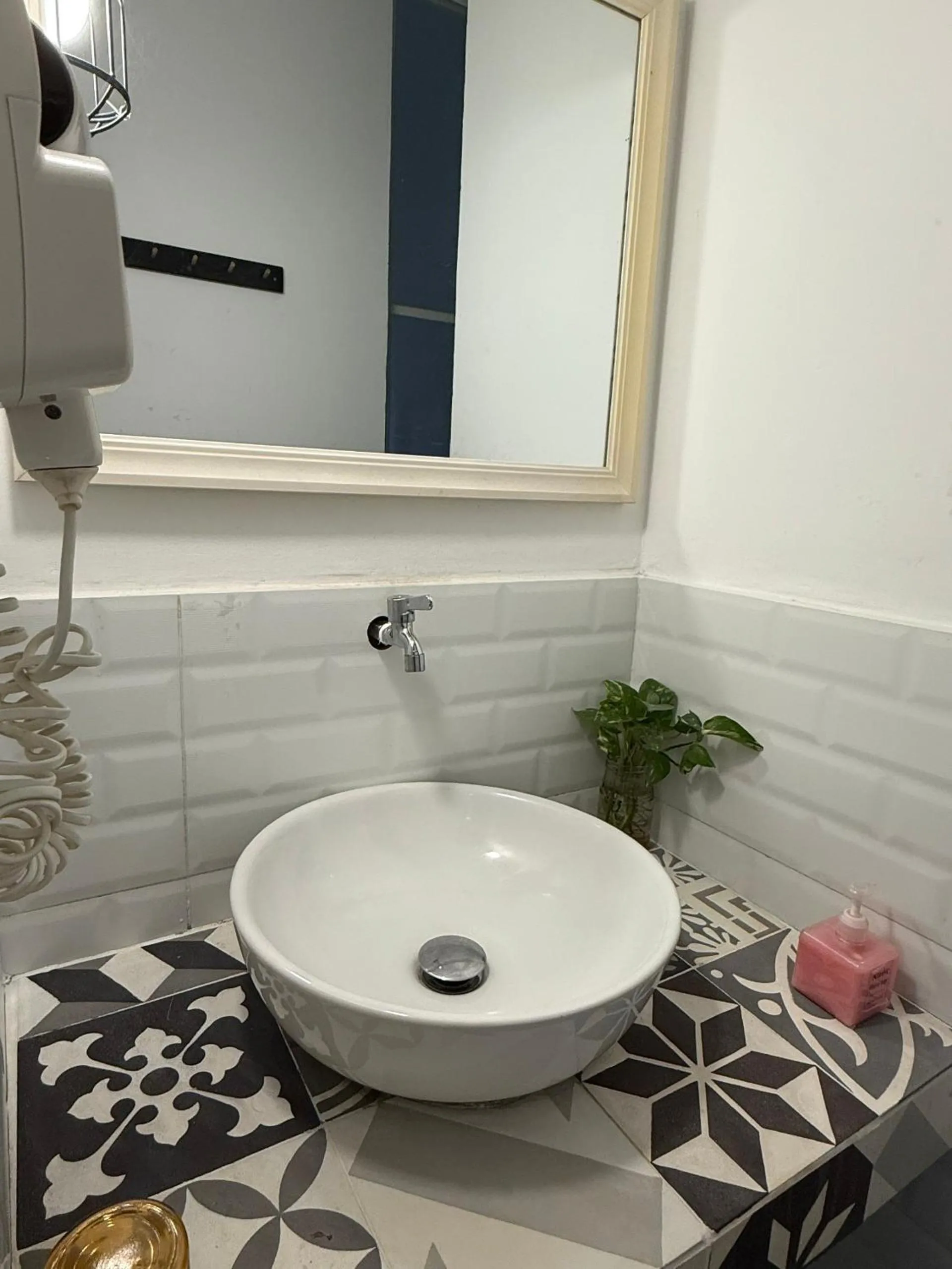 Toilet in Lily Hostel