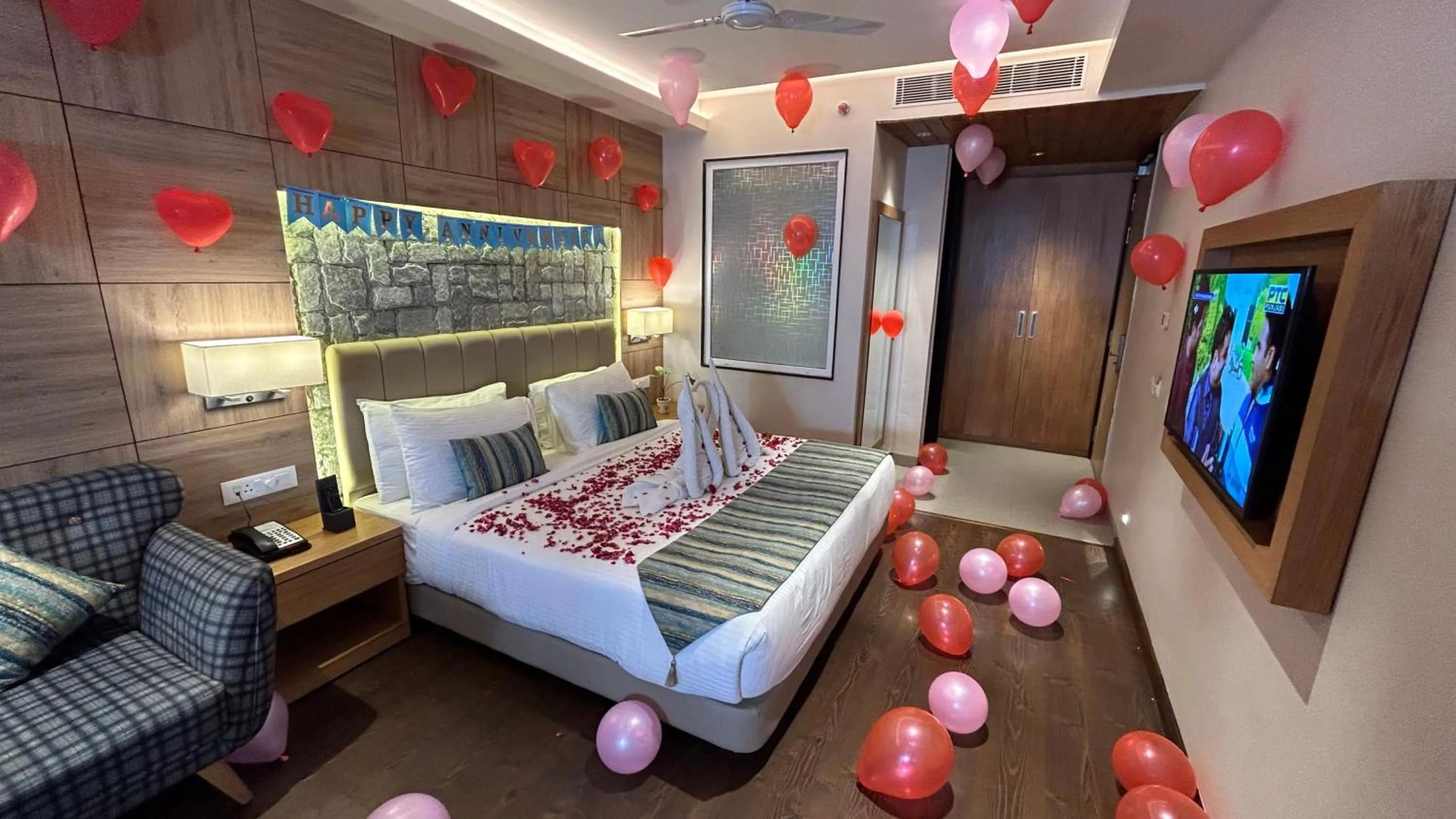 Bedroom, Bed in OREN Kasauli