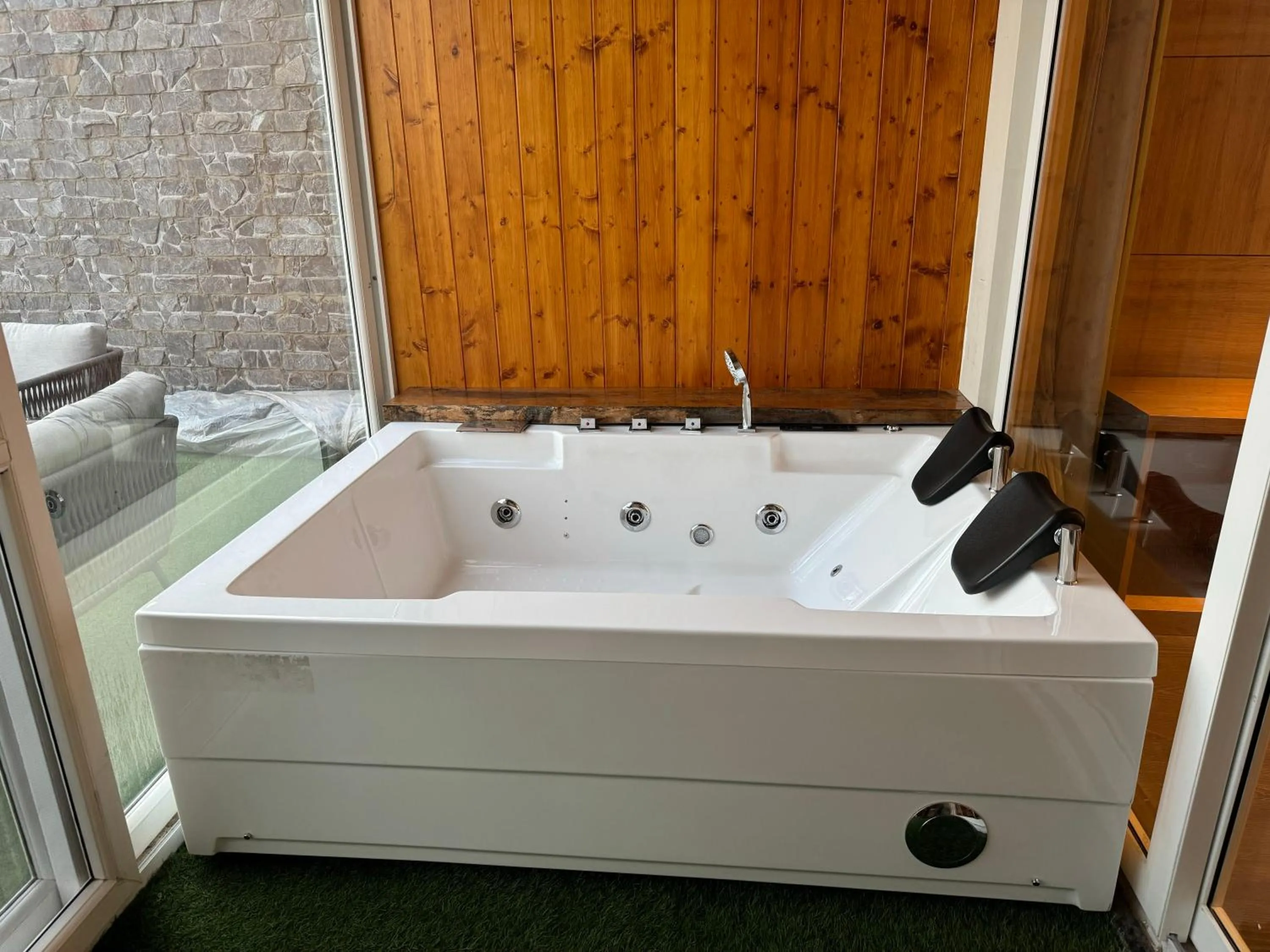 Bath in OREN Kasauli