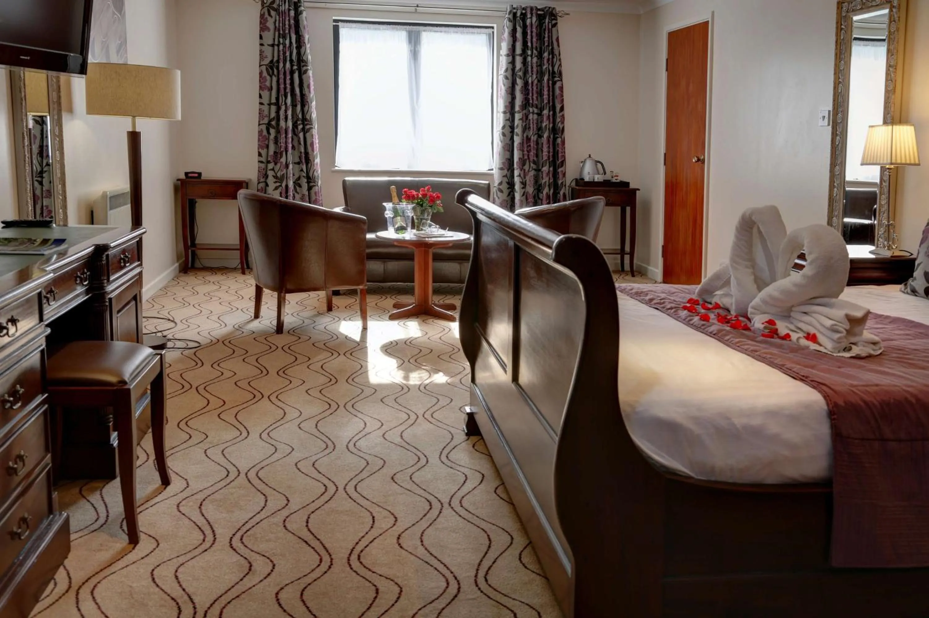 Photo of the whole room, Seating Area in Best Western Buckingham Hotel