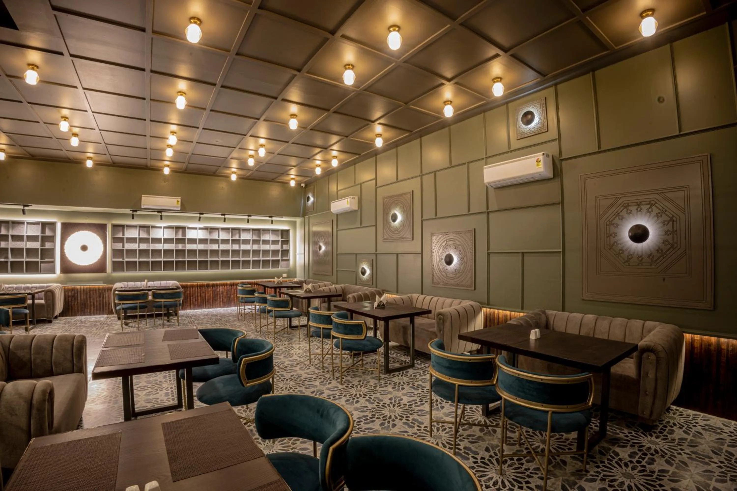 Restaurant/places to eat in Hotel Shubh Vilas