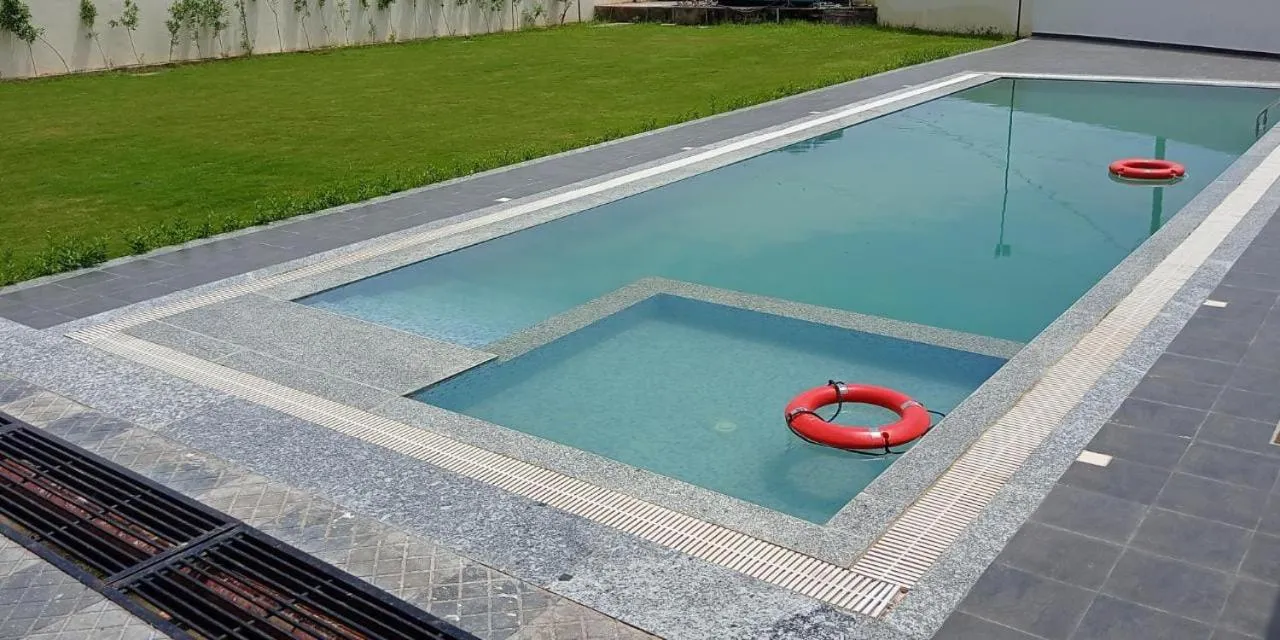 Swimming pool in Hotel Shubh Vilas