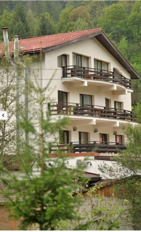 Facade/entrance in Zan Hotel