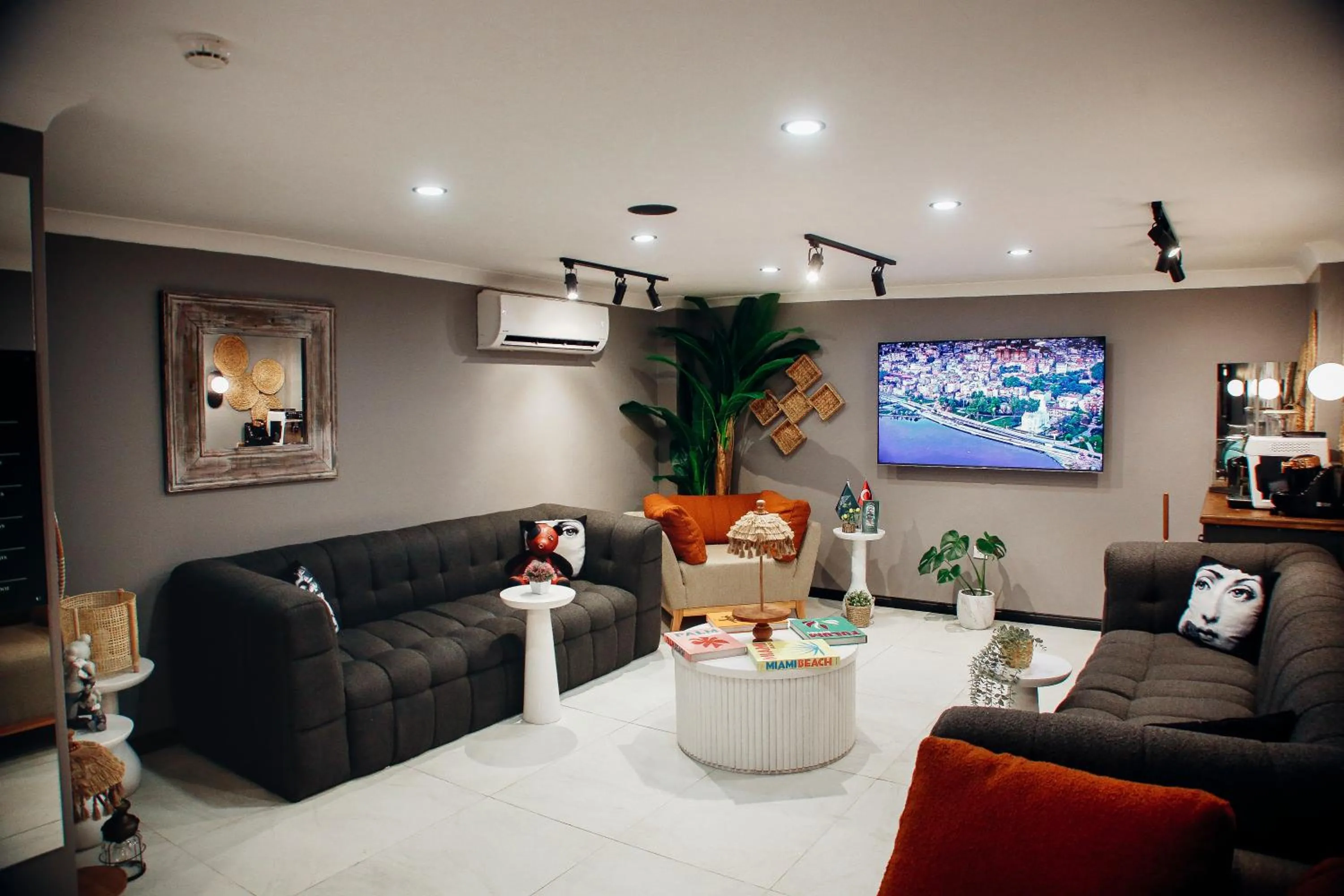 Communal lounge/ TV room in Istiklal Street Taksim House Yamalya Hotel