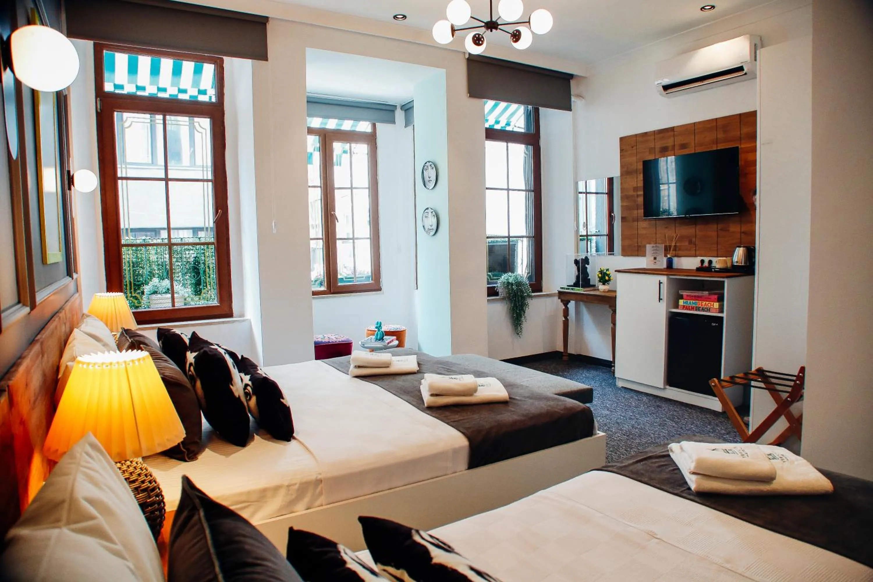 Communal lounge/ TV room, Bed in Istiklal Street Taksim House Yamalya Hotel